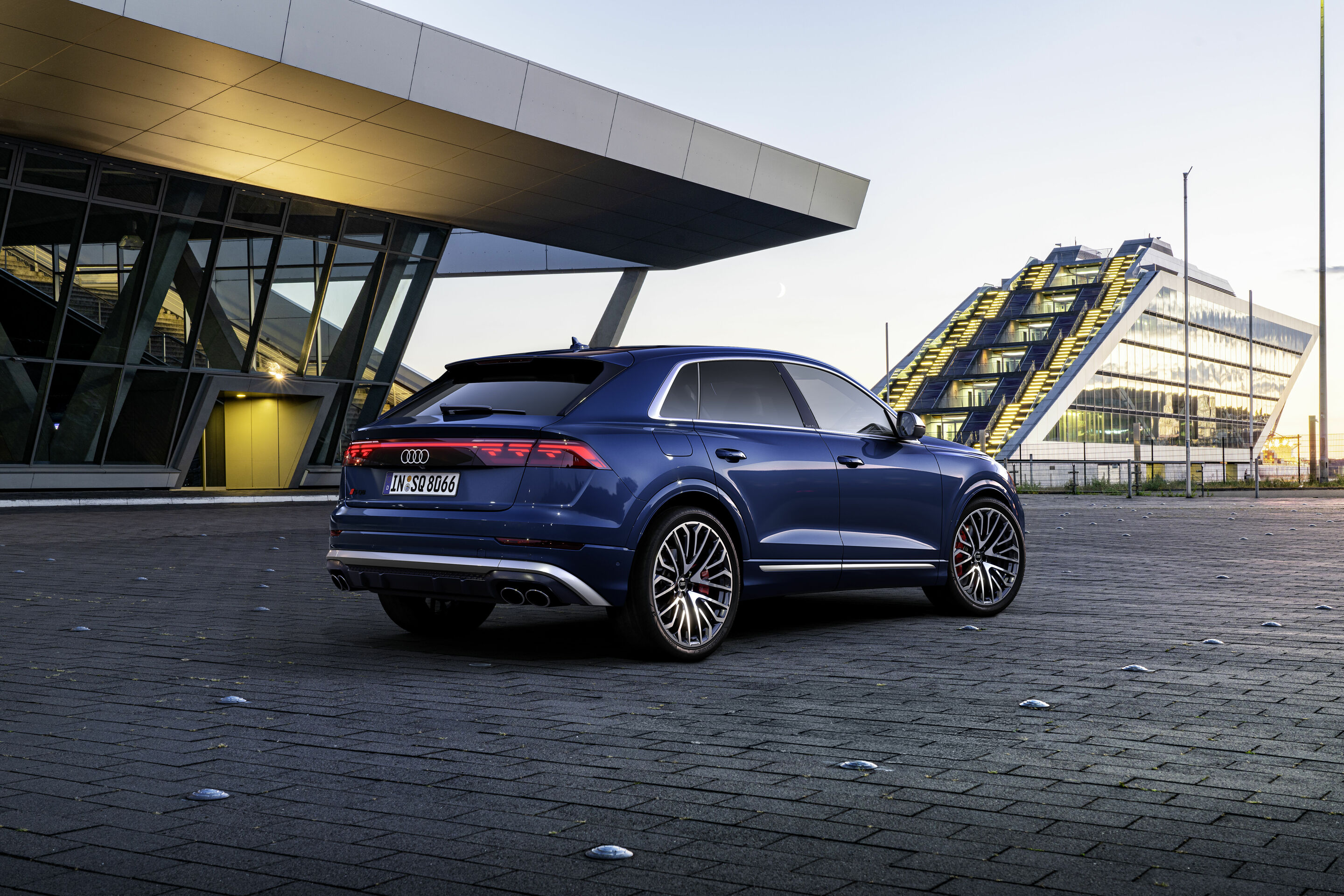 Audi SQ8 TFSI - Standaufnahme, 
Farbe: Waitomoblau