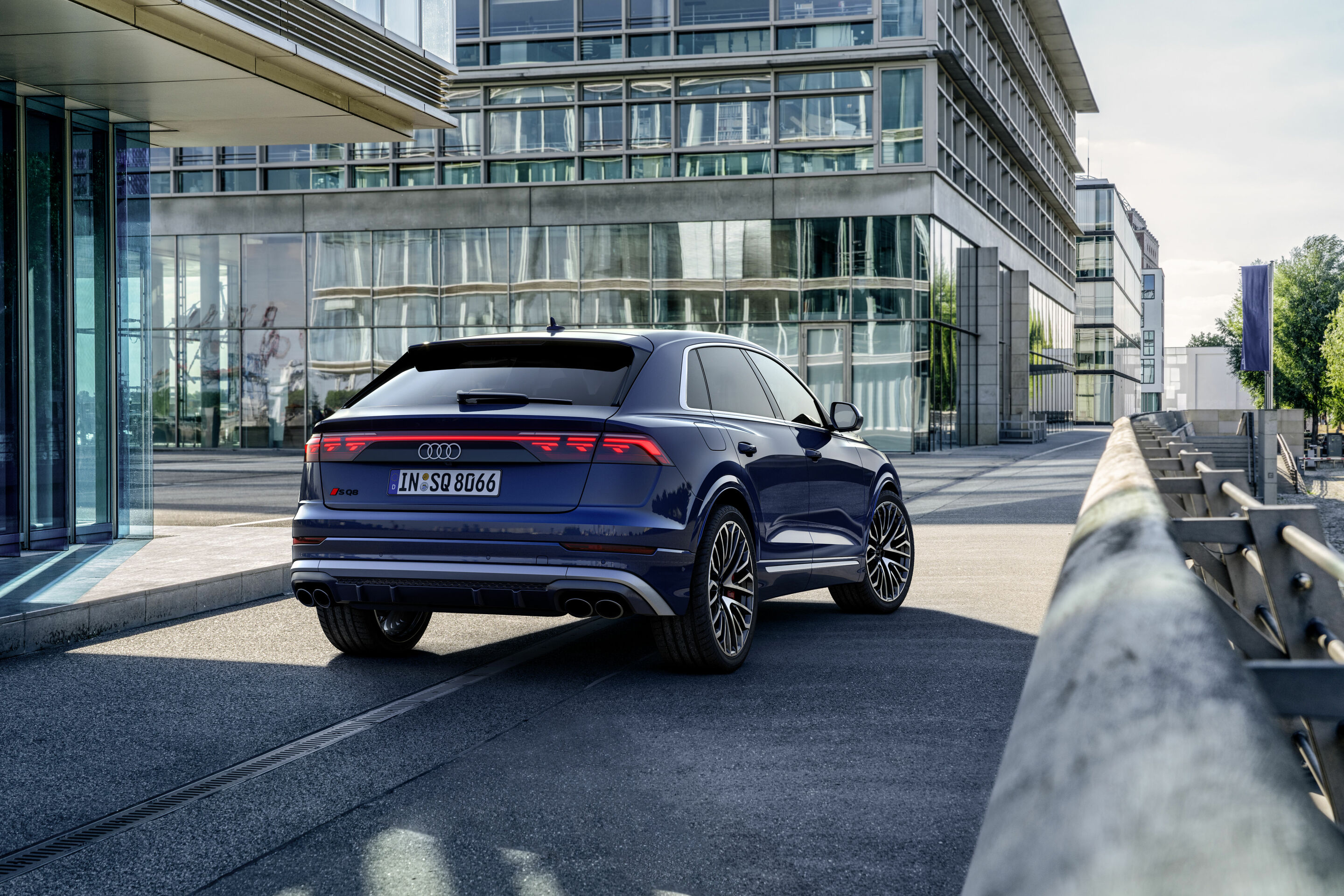 Audi SQ8 TFSI - Standaufnahme, 
Farbe: Waitomoblau