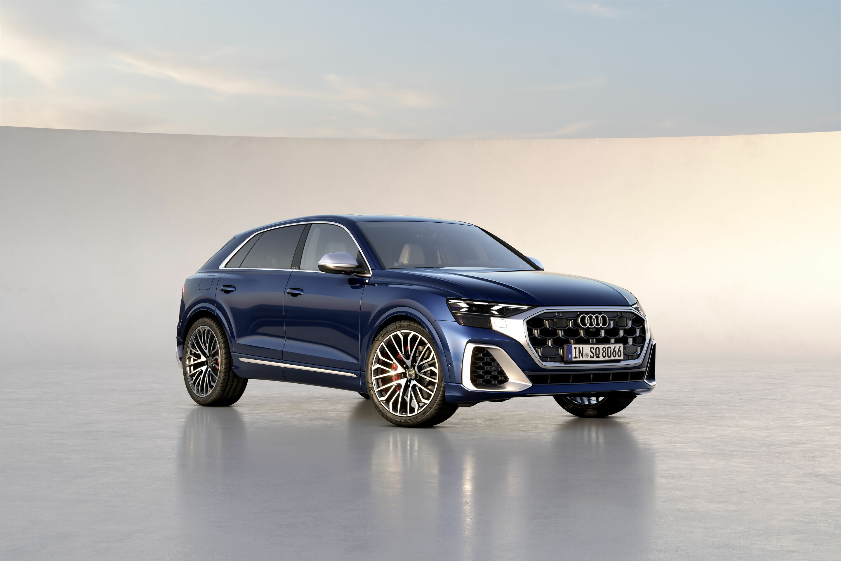 Audi SQ8 TFSI - Standaufnahme, 
Farbe: Waitomoblau