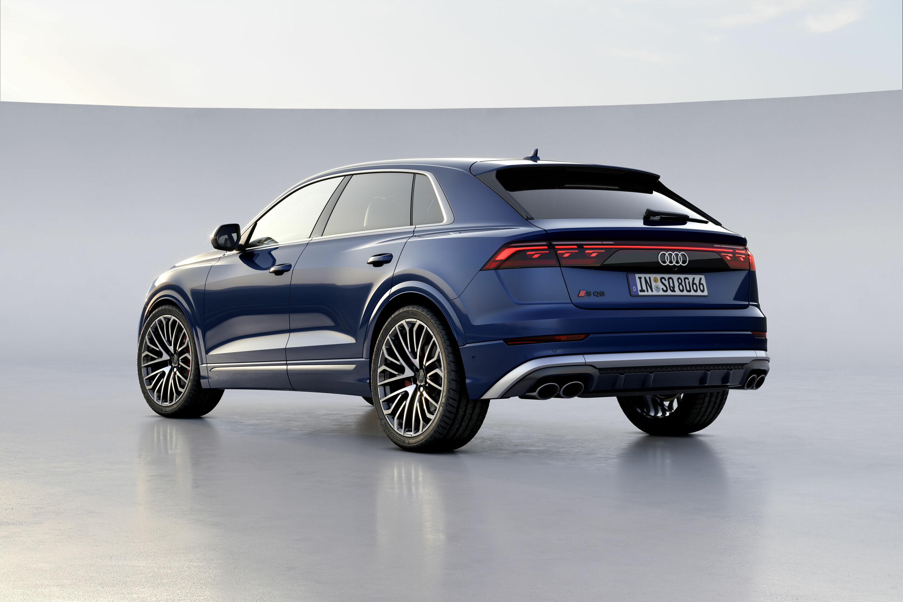 Audi SQ8 TFSI - Standaufnahme, 
Farbe: Waitomoblau