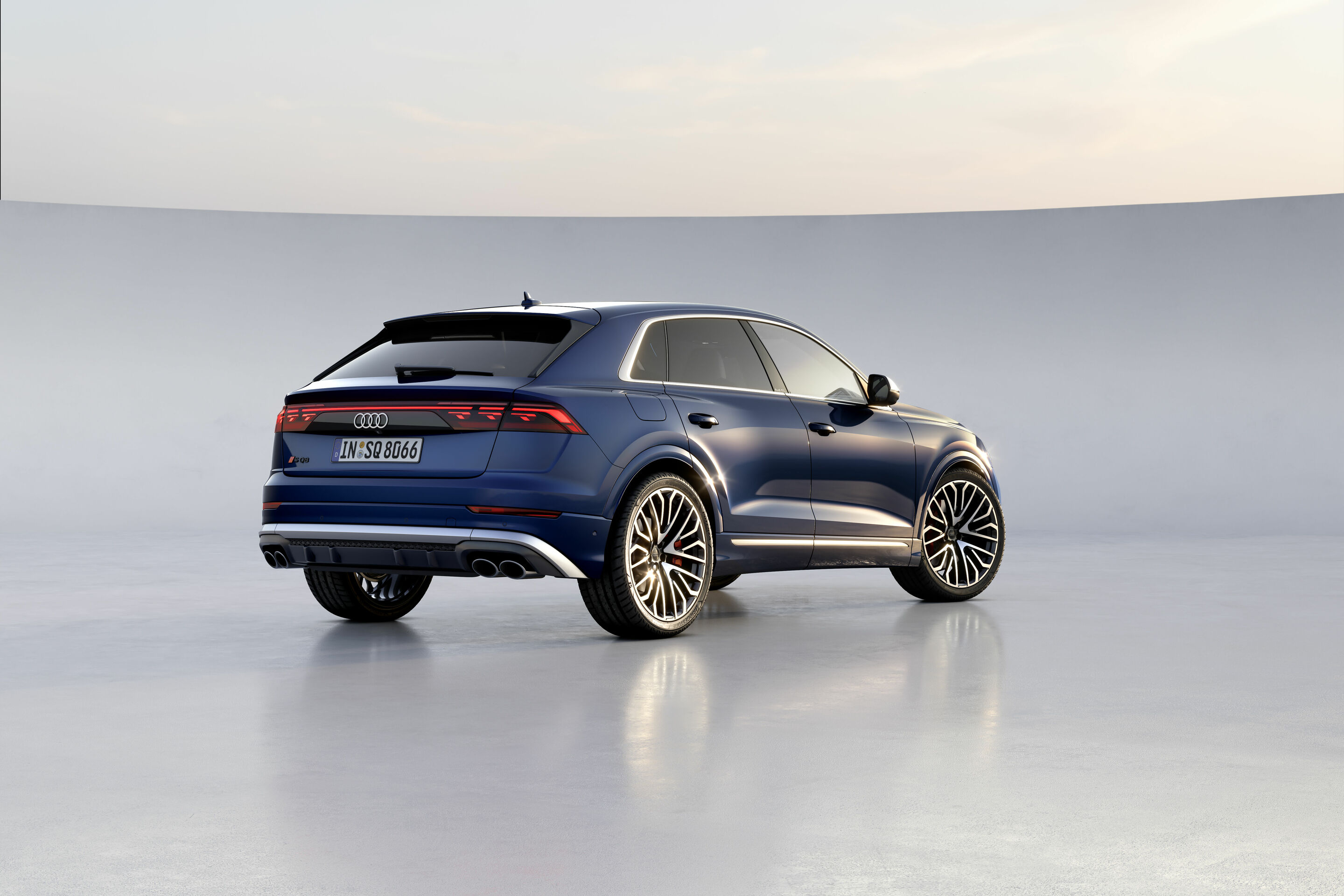 Audi SQ8 TFSI - Standaufnahme, 
Farbe: Waitomoblau