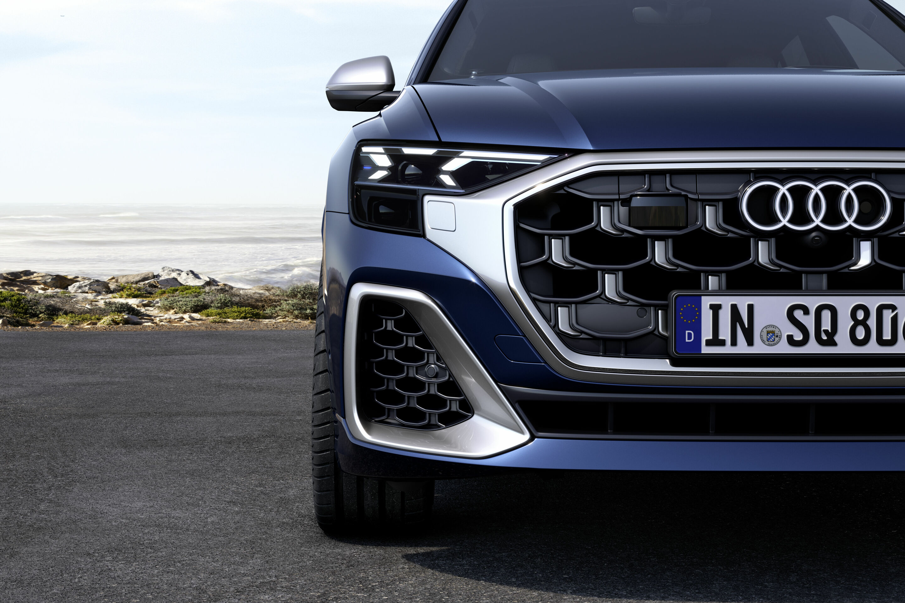 Audi SQ8 TFSI - Standaufnahme, 
Farbe: Waitomoblau