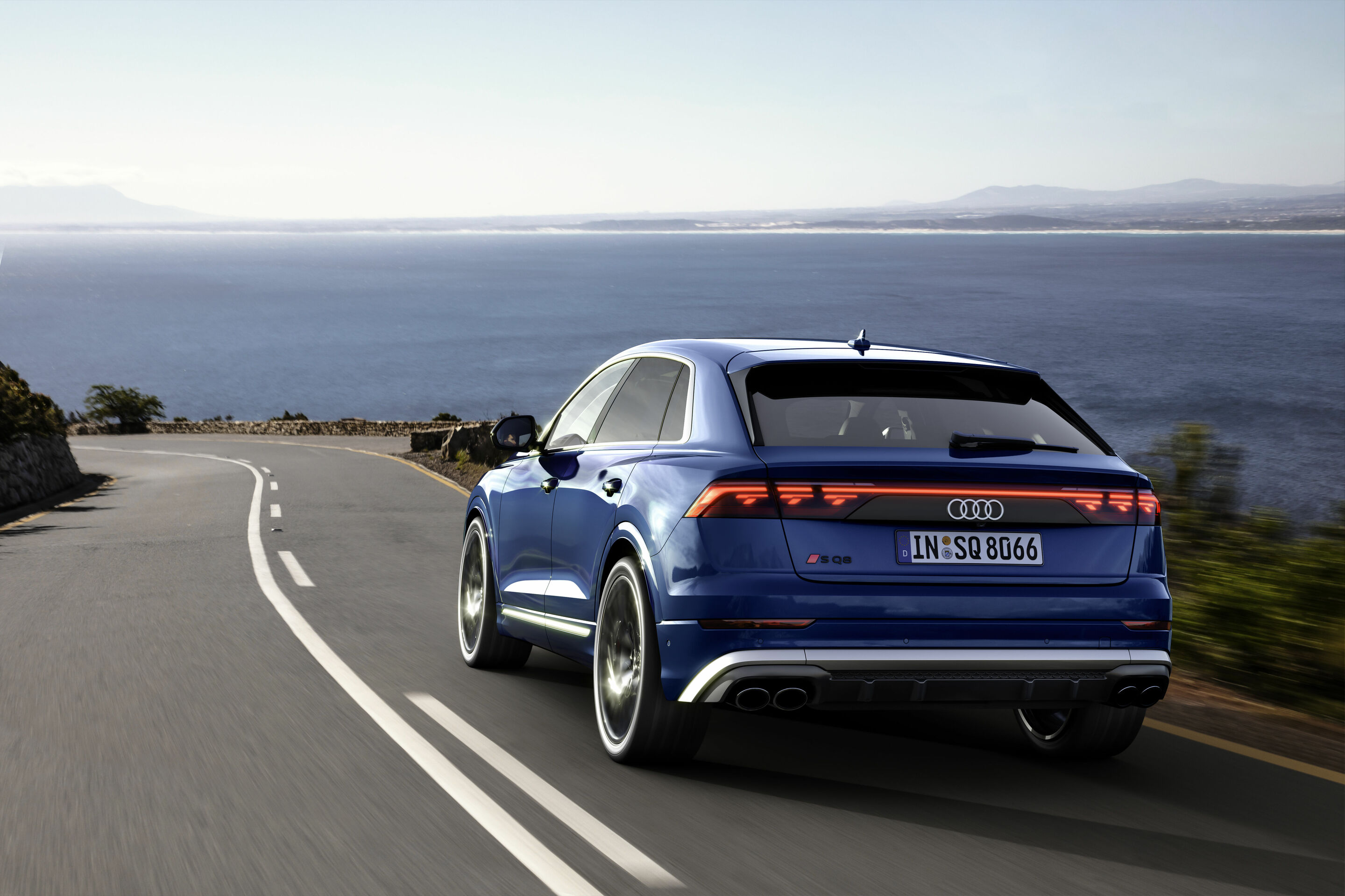 Audi SQ8 TFSI - Fahraufnahme, 
Farbe: Waitomoblau