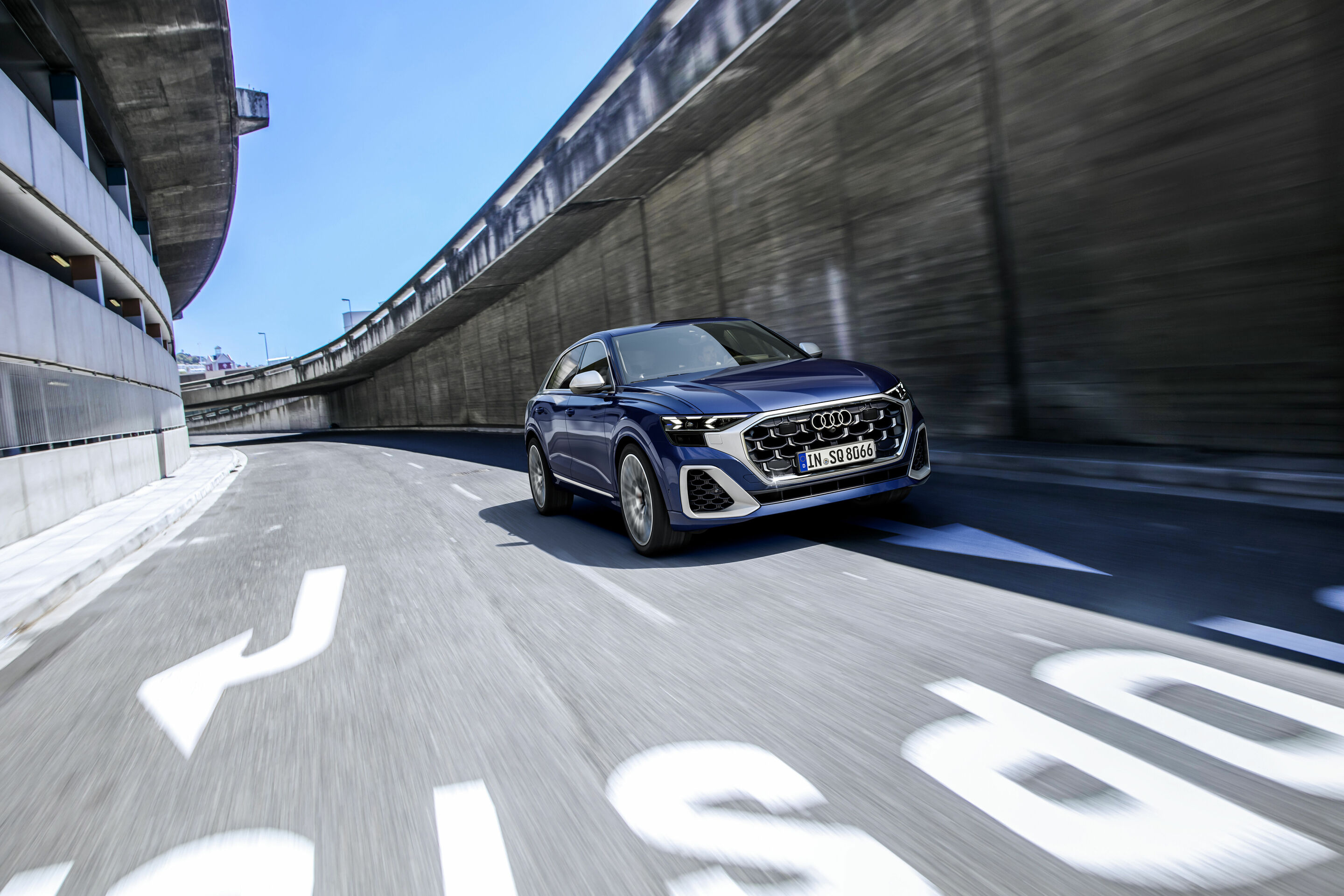 Audi SQ8 TFSI - Fahraufnahme, 
Farbe: Waitomoblau