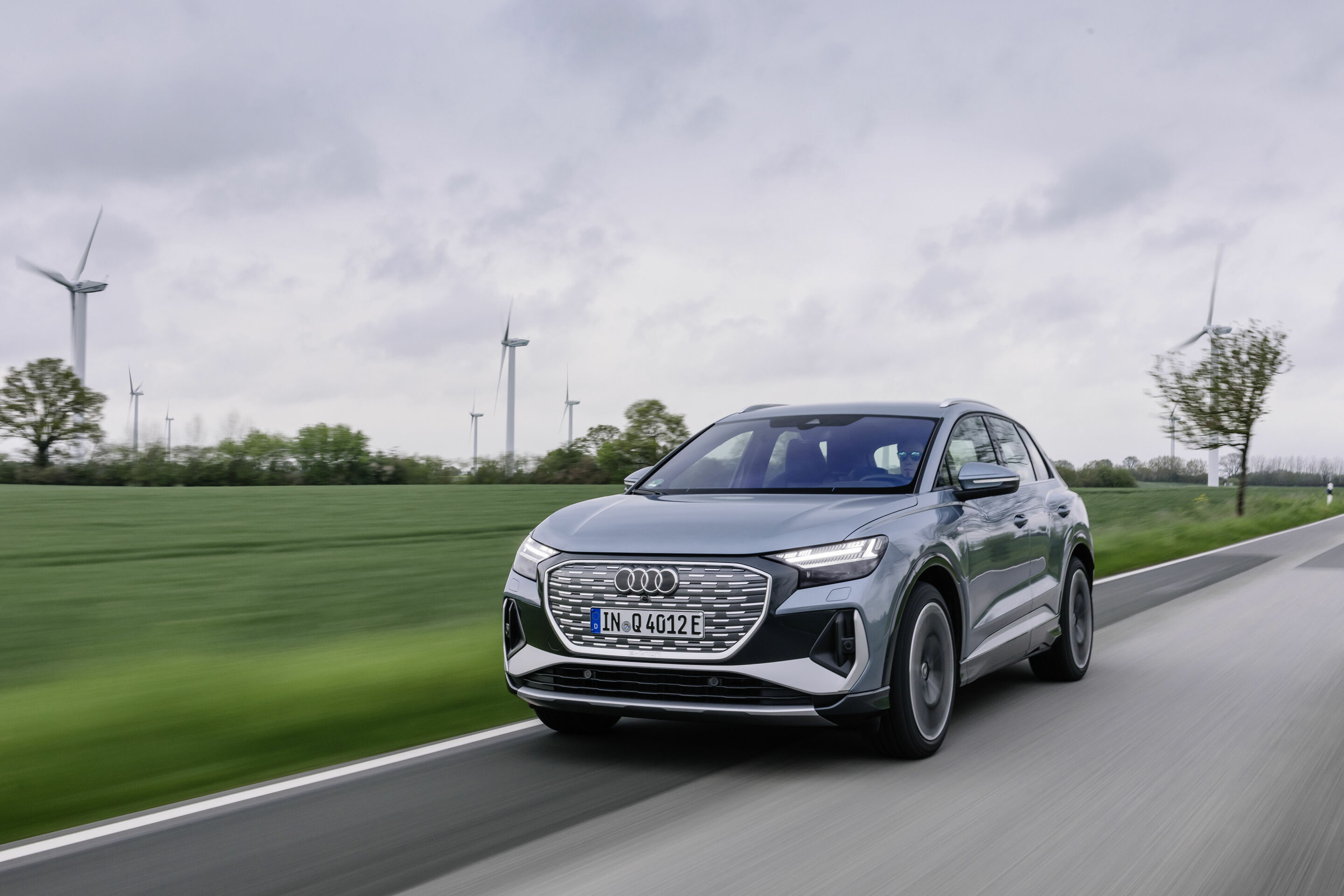 Audi Q4 e-tron - Fahraufnahme, 
Farbe: Geysirblau