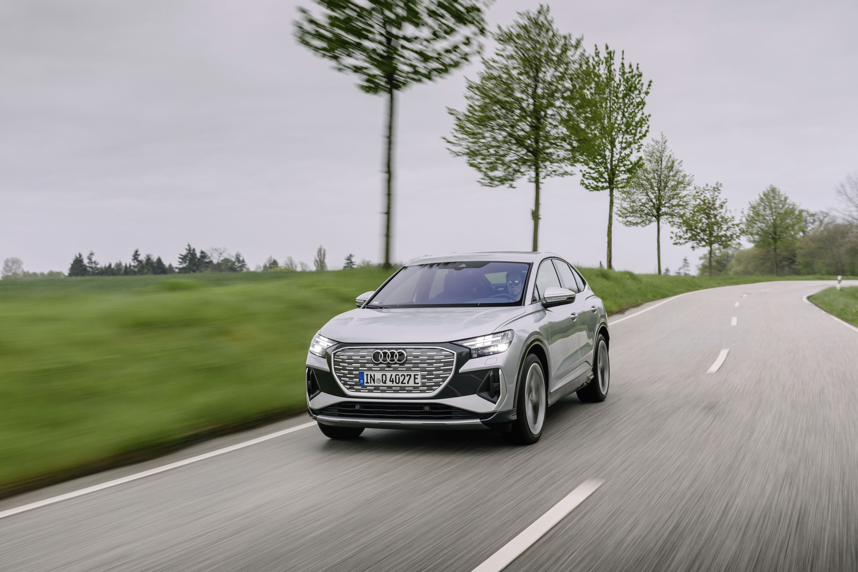 Audi Q4 Sportback e-tron - Fahraufnahme,
Farbe: Florettsilber