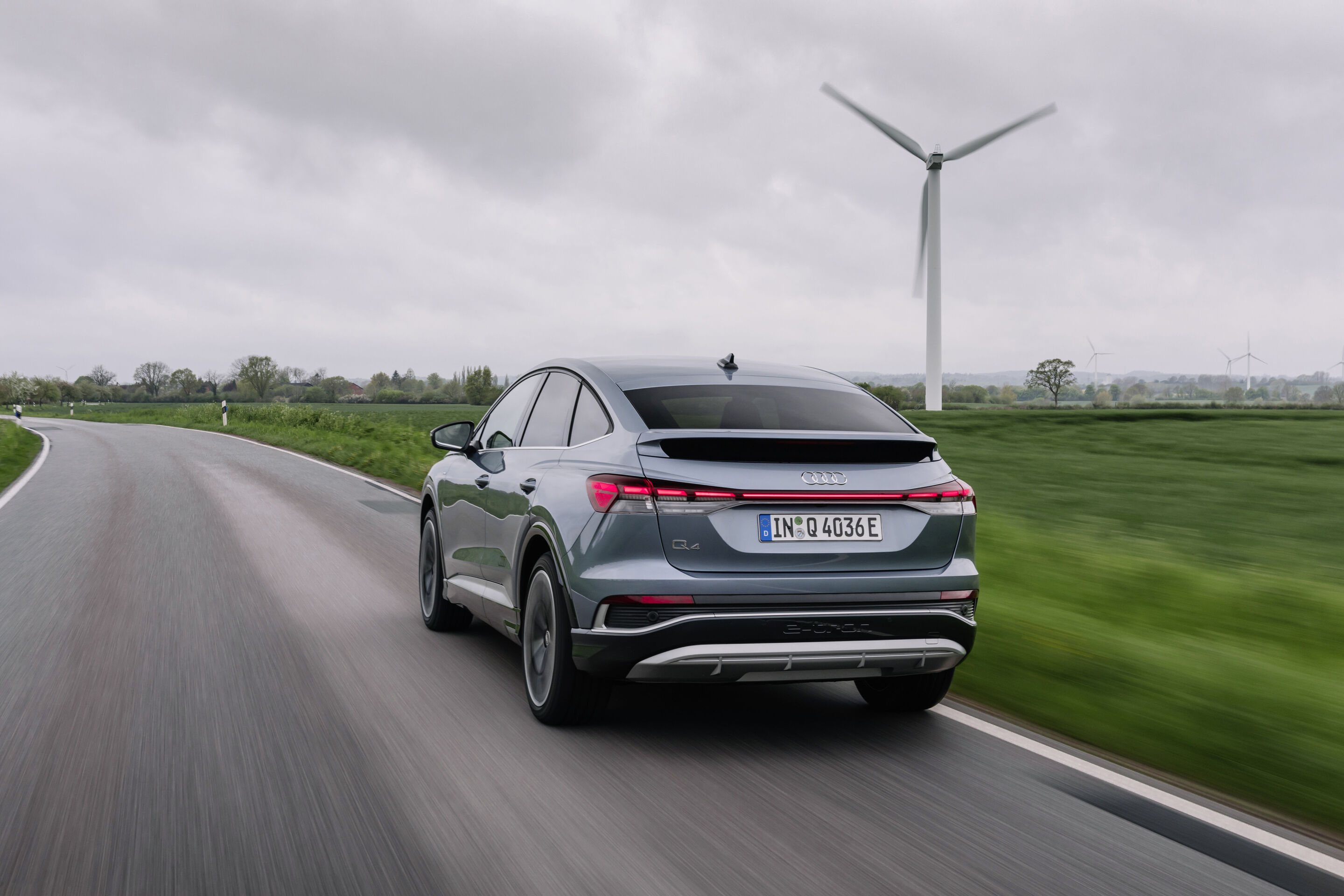 Audi Q4 Sportback e-tron - Standaufnahme,
Farbe: Geysirblau