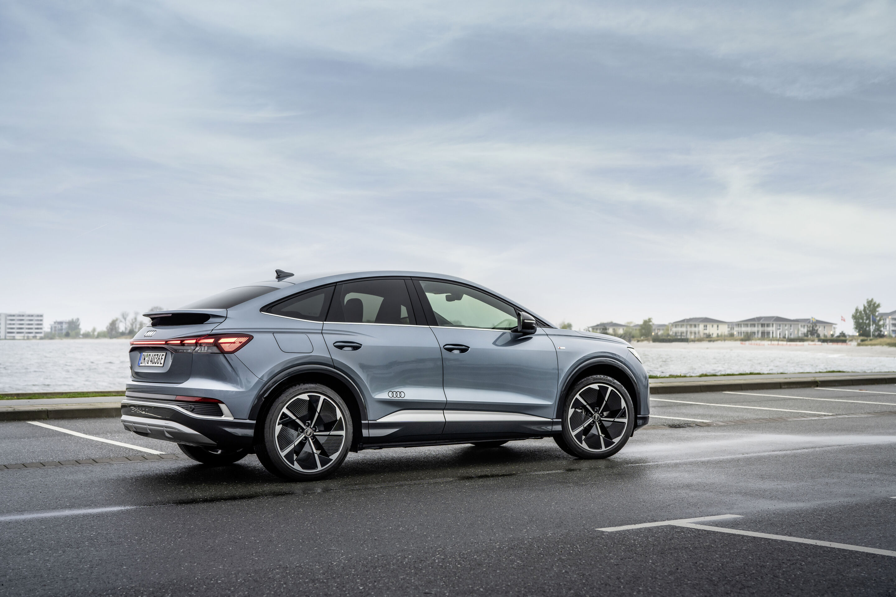 Audi Q4 Sportback e-tron - Standaufnahme, 
Farbe: Geysirblau