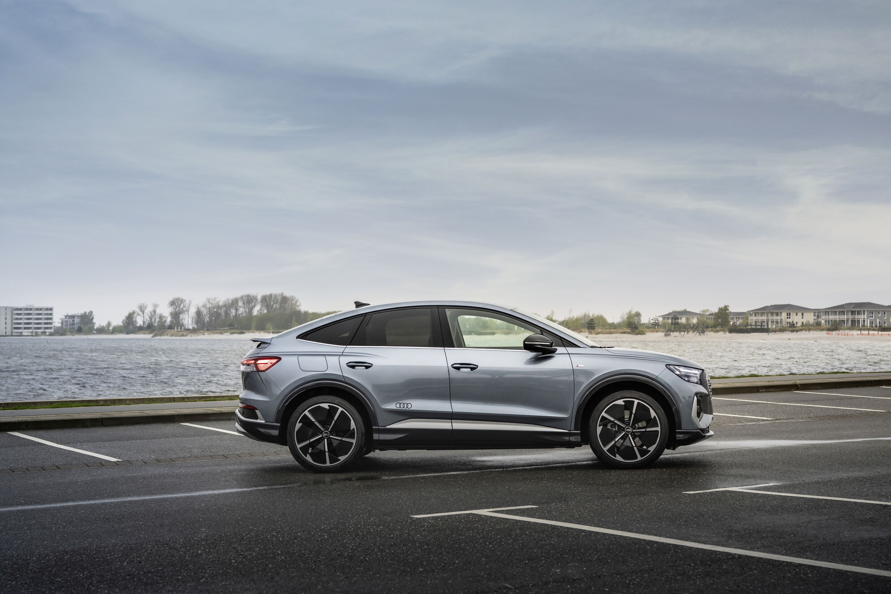 Audi Q4 Sportback e-tron - Standaufnahme,
Farbe: Geysirblau
