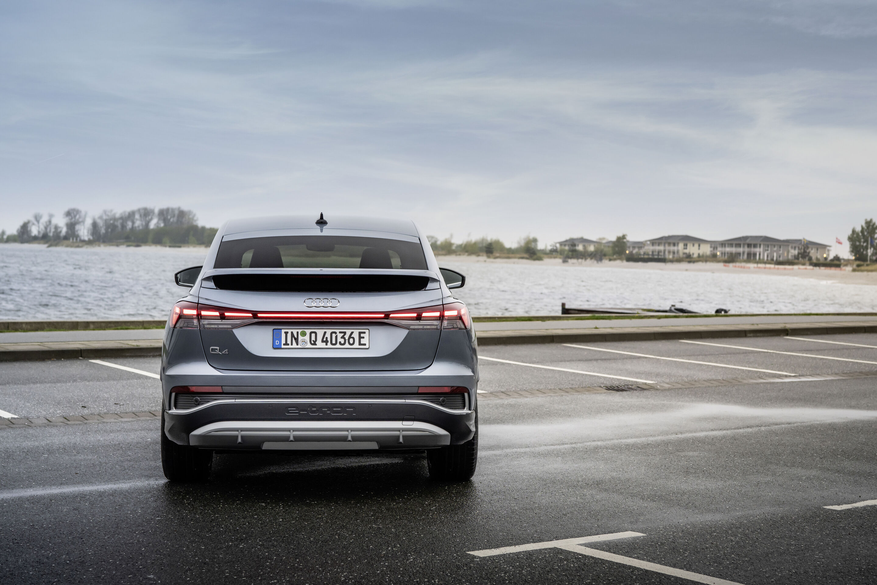 Audi Q4 Sportback e-tron - Standaufnahme,
Farbe: Geysirblau