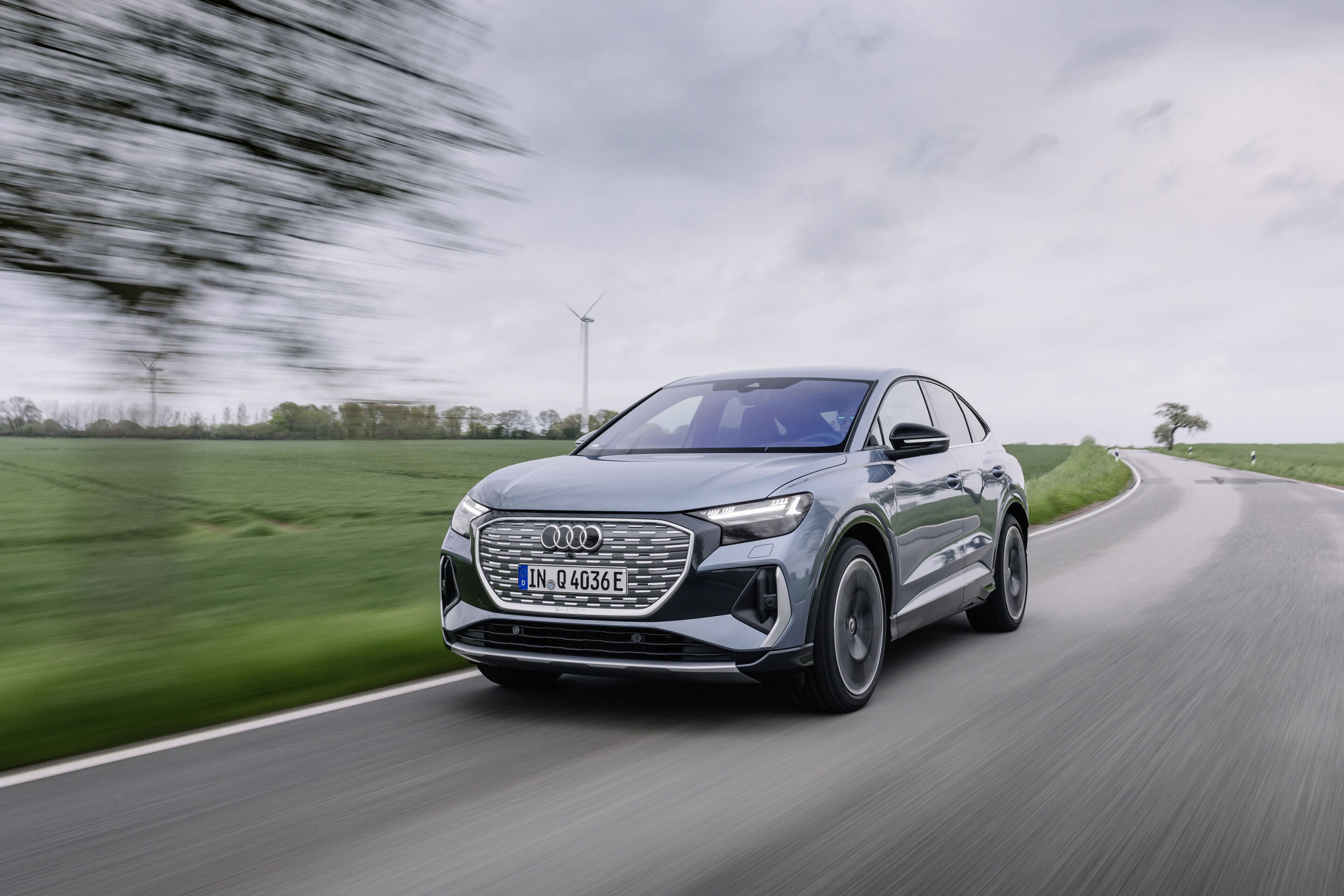 Audi Q4 Sportback e-tron - Standaufnahme, 
Farbe: Geysirblau