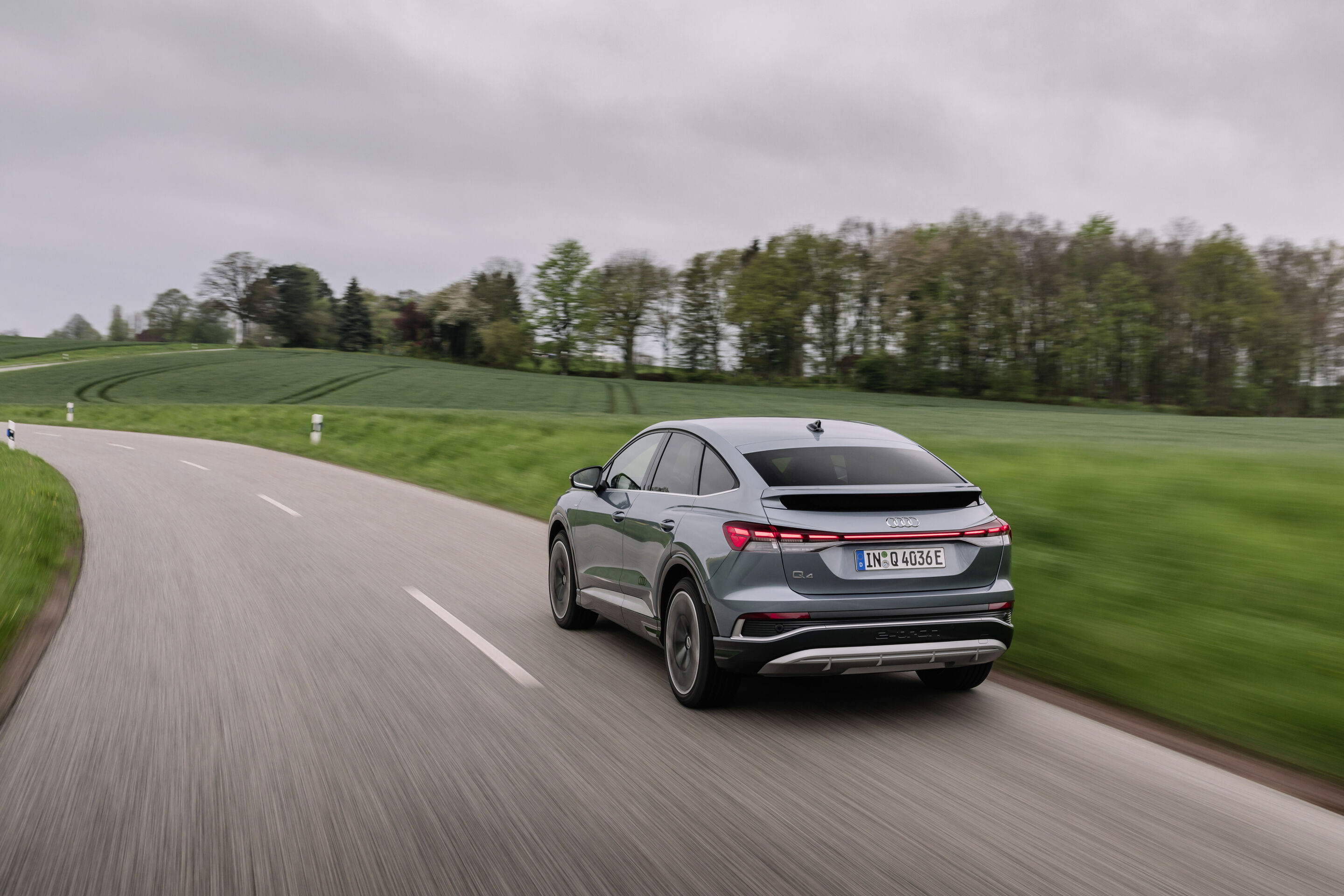 Audi Q4 Sportback e-tron - Standaufnahme, 
Farbe: Geysirblau