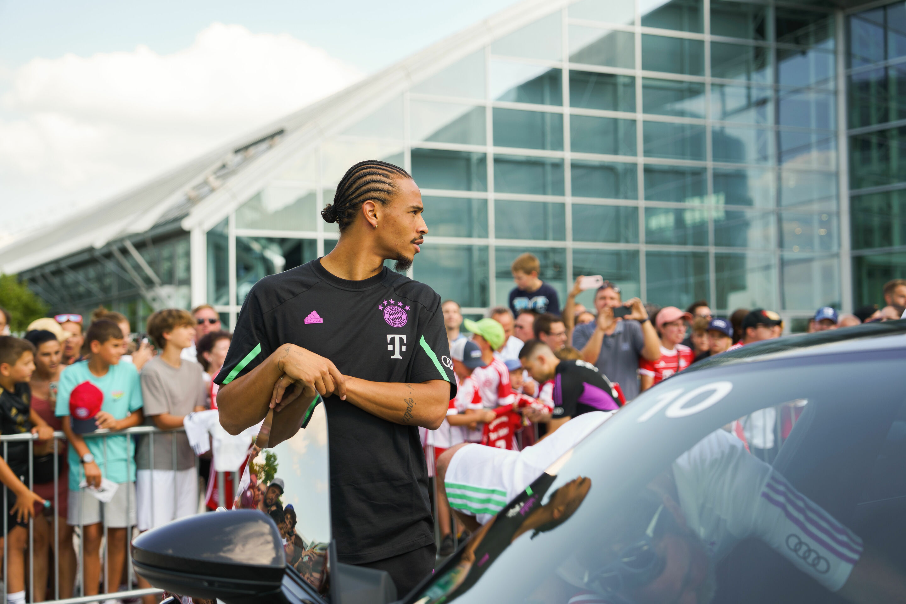 FC Bayern erhält neue Dienstwagen – Audi veräußert Spielerautos - Fahrzeugübergabe auf der Audi Piazza in Ingolstadt: Nationalspieler Leroy Sané vom FC Bayern München fährt in der Saison 2023/24 einen Audi RS e-tron GT in der Farbe Mythosschwarz Metallic.