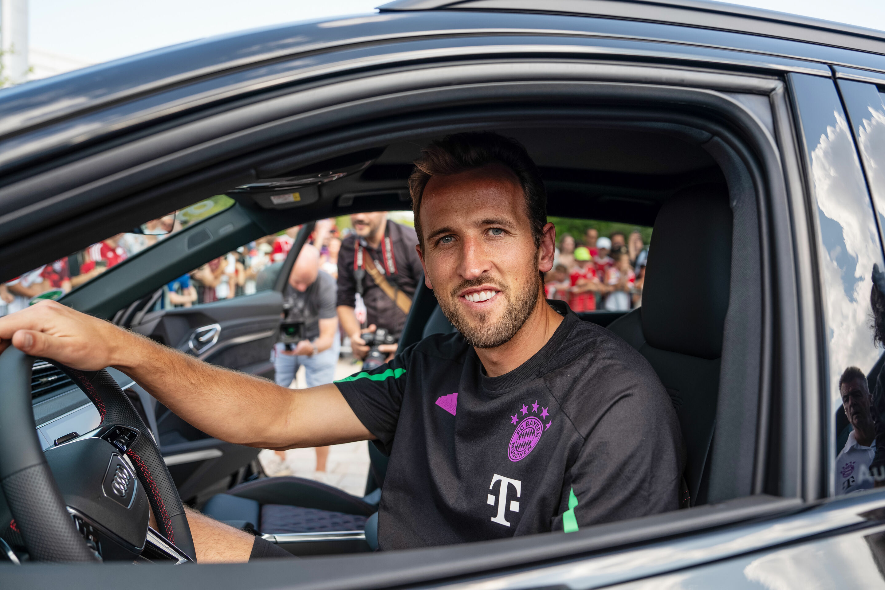 FC Bayern erhält neue Dienstwagen – Audi veräußert Spielerautos - Fahrzeugübergabe auf der Audi Piazza in Ingolstadt: Stürmerstar Harry Kane vom FC Bayern München fährt in der Saison 2023/24 einen Audi Q8 e-tron in der Farbe Mythosschwarz Metallic.