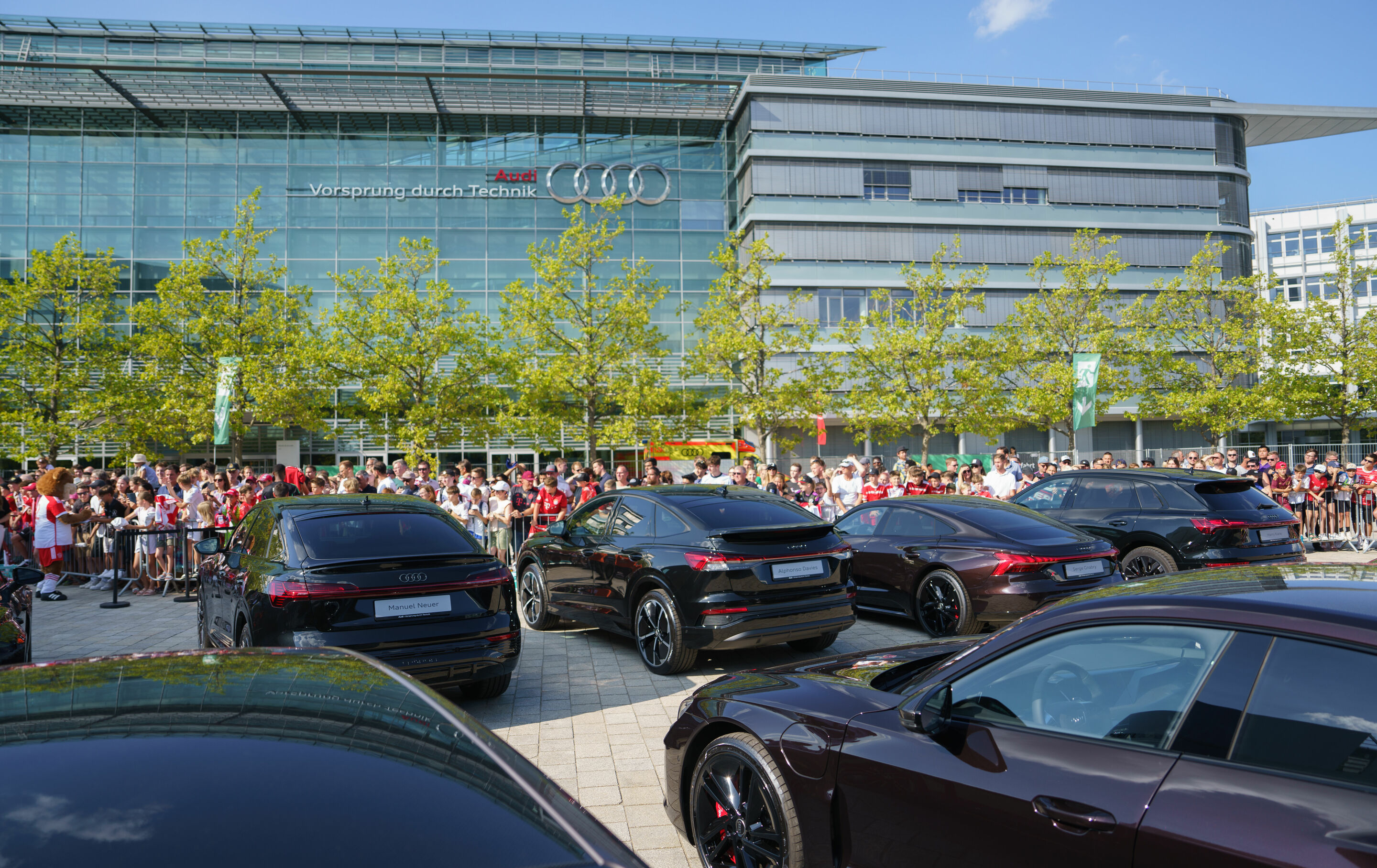FC Bayern erhält neue Dienstwagen – Audi veräußert Spielerautos - Fahrzeugübergabe auf der Audi Piazza in Ingolstadt