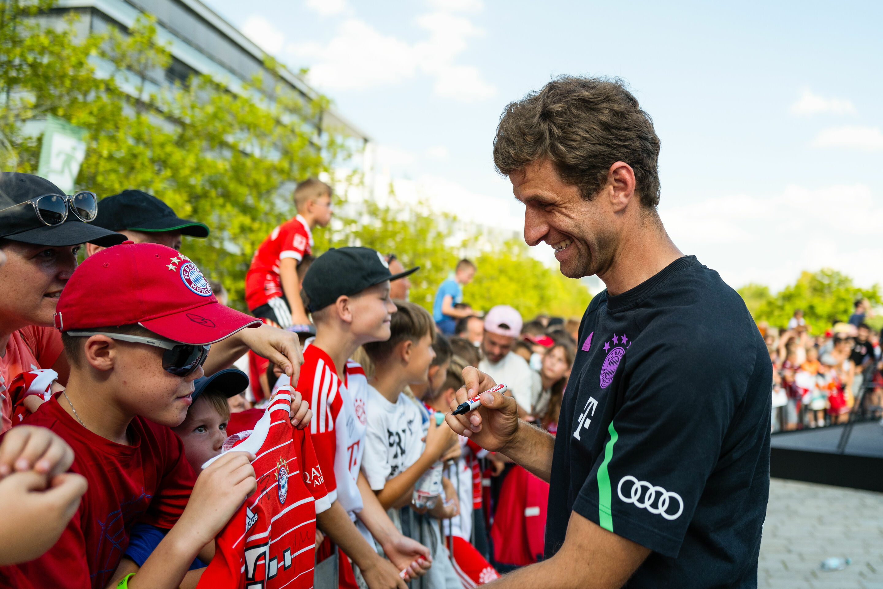 FC Bayern erhält neue Dienstwagen – Audi veräußert Spielerautos - Fahrzeugübergabe auf der Audi Piazza in Ingolstadt: Nationalspieler Thomas Müller vom FC Bayern München fährt in der Saison 2023/24 einen Audi RS e-tron GT in der Farbe Sohobraun Metallic.