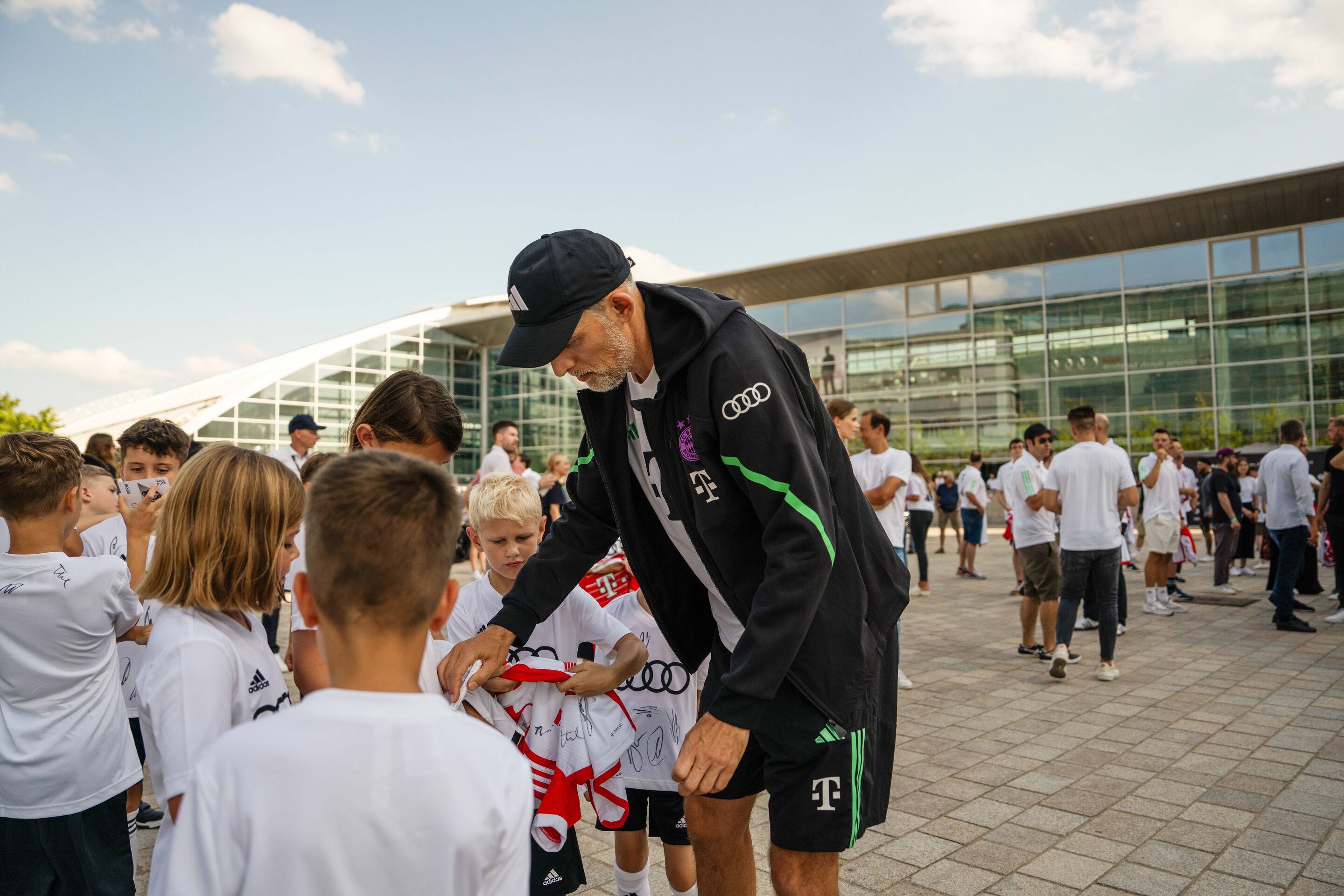 FC Bayern erhält neue Dienstwagen – Audi veräußert Spielerautos - Fahrzeugübergabe auf der Audi Piazza in Ingolstadt: Trainer Thomas Tuchel.
