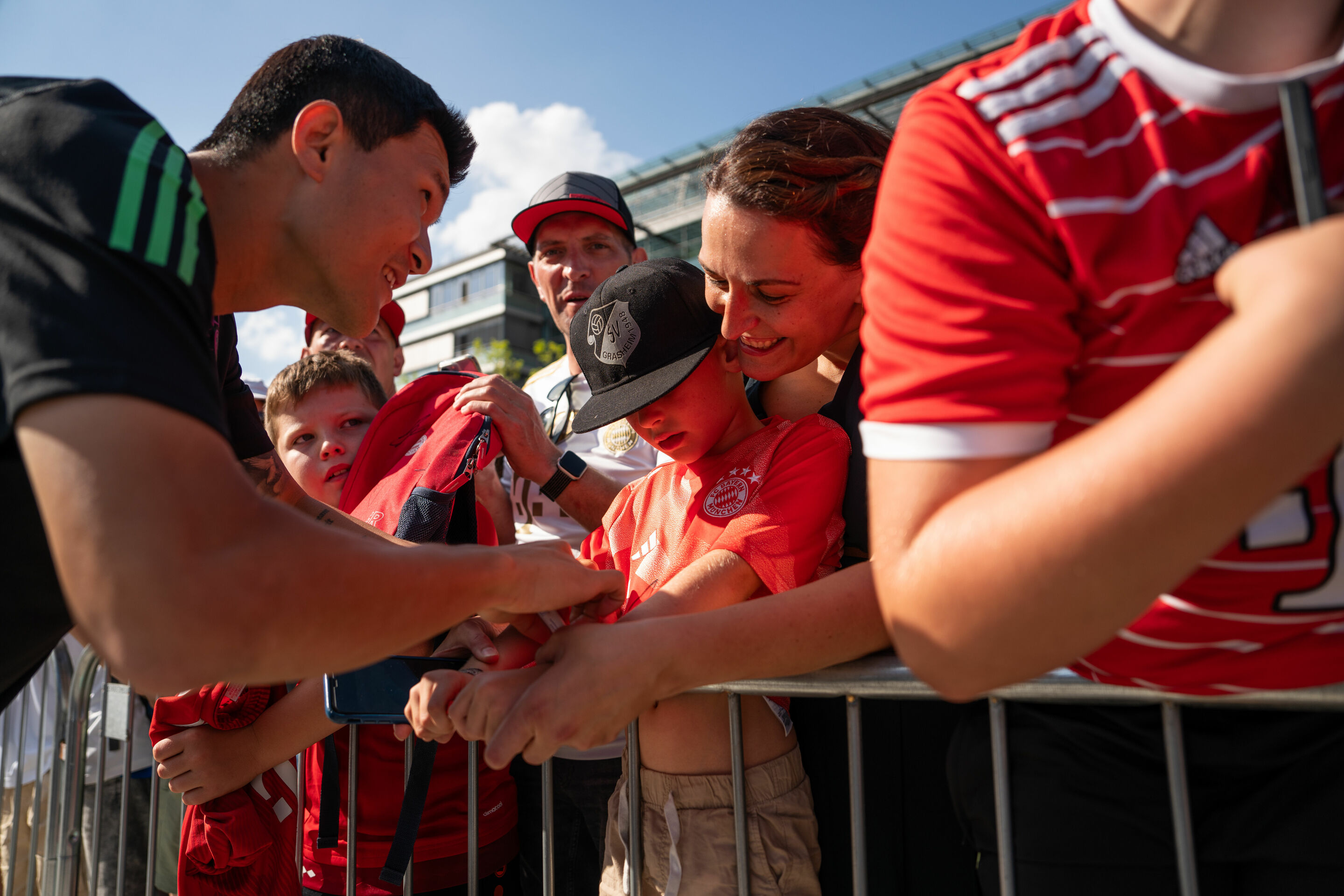 FC Bayern erhält neue Dienstwagen – Audi veräußert Spielerautos - Fahrzeugübergabe auf der Audi Piazza in Ingolstadt: Neuzugang Minjae Kim vom FC Bayern München fährt in der Saison 2023/24 einen Audi Q8 Sportback 55 e-tron quattro in der Farbe Mythosschwarz...