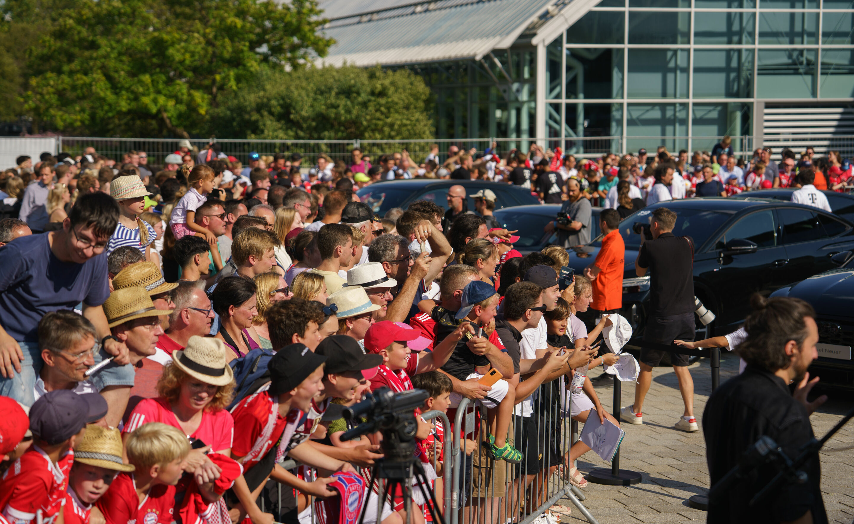 FC Bayern erhält neue Dienstwagen – Audi veräußert Spielerautos - Fahrzeugübergabe auf der Audi Piazza in Ingolstadt