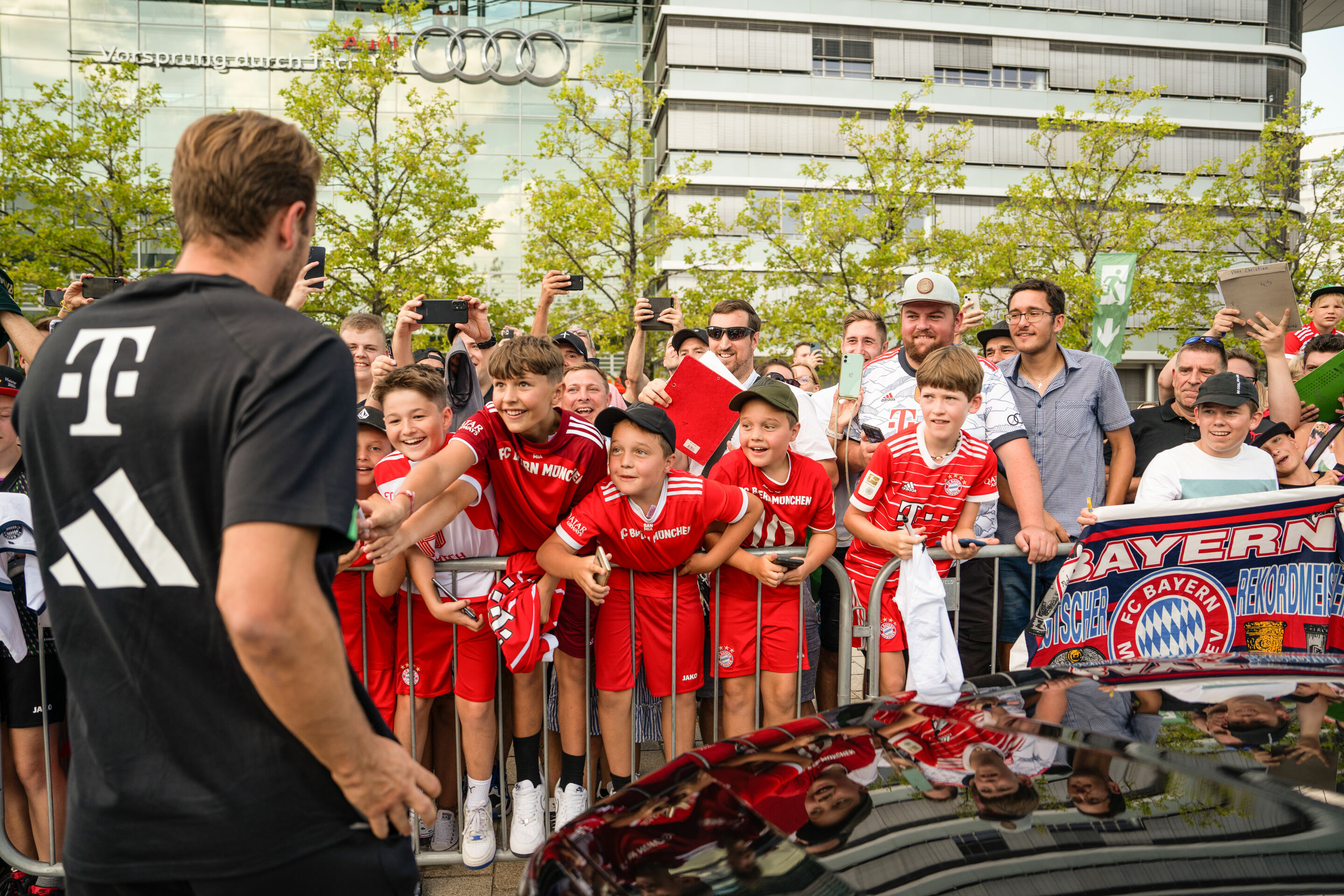 FC Bayern erhält neue Dienstwagen – Audi veräußert Spielerautos - Fahrzeugübergabe auf der Audi Piazza in Ingolstadt
