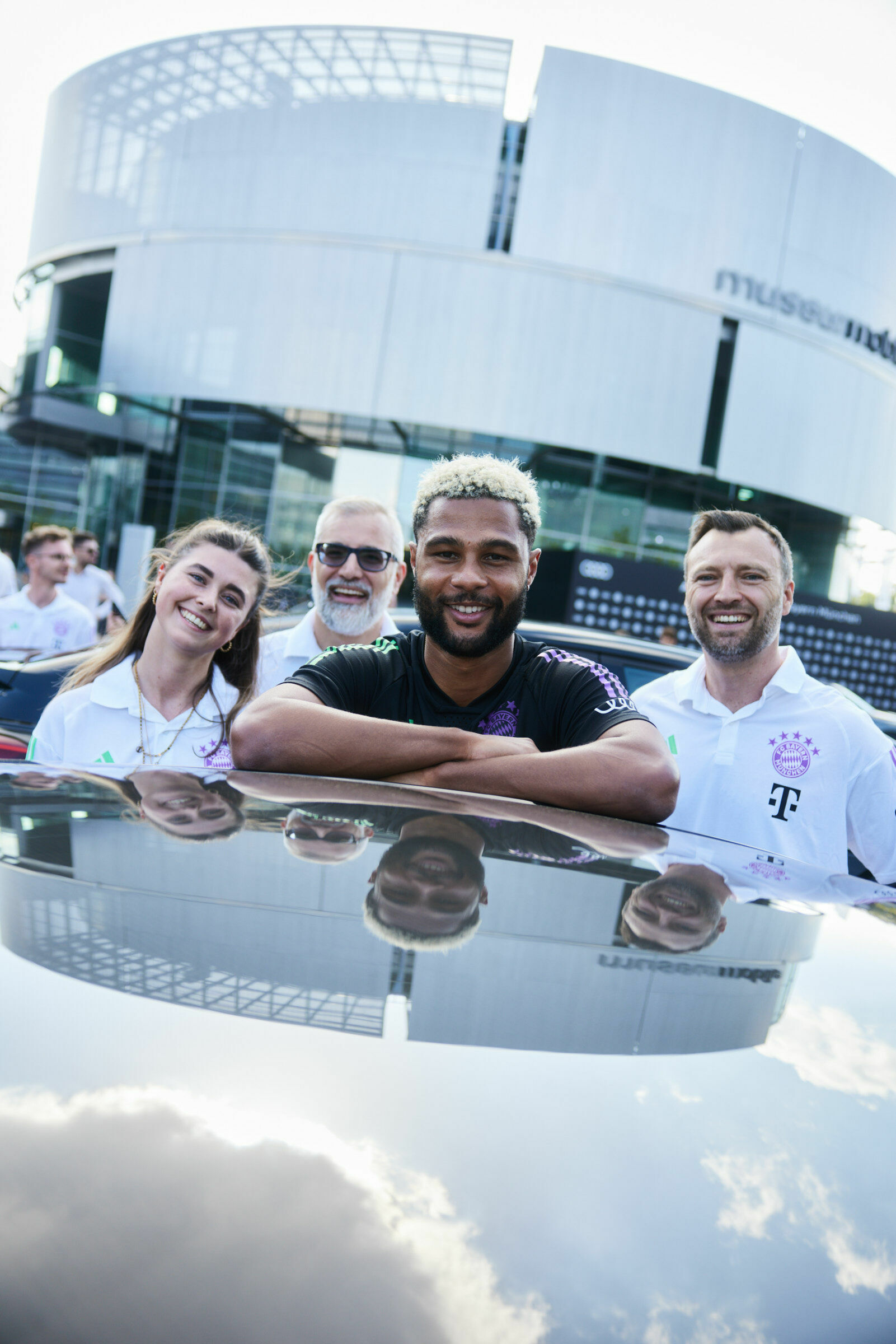 FC Bayern erhält neue Dienstwagen – Audi veräußert Spielerautos - Fahrzeugübergabe auf der Audi Piazza in Ingolstadt: Serge Gnabry