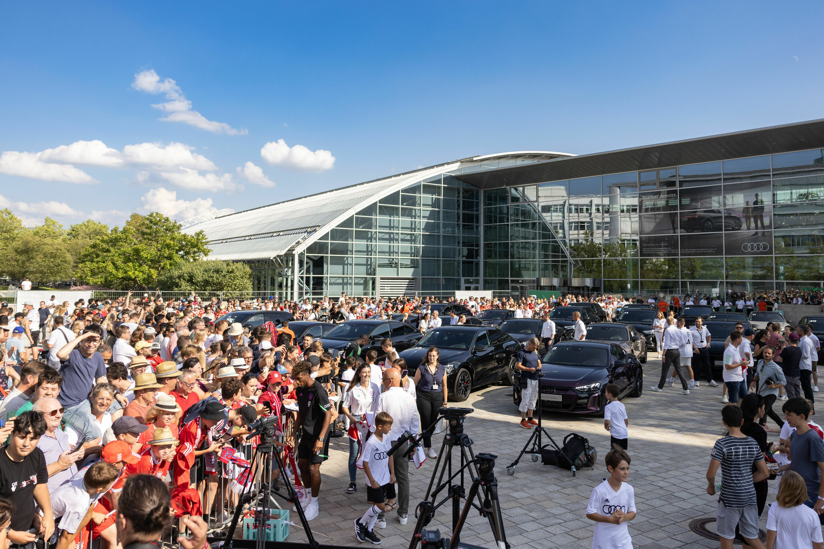FC Bayern erhält neue Dienstwagen – Audi veräußert Spielerautos - Fahrzeugübergabe auf der Audi Piazza in Ingolstadt