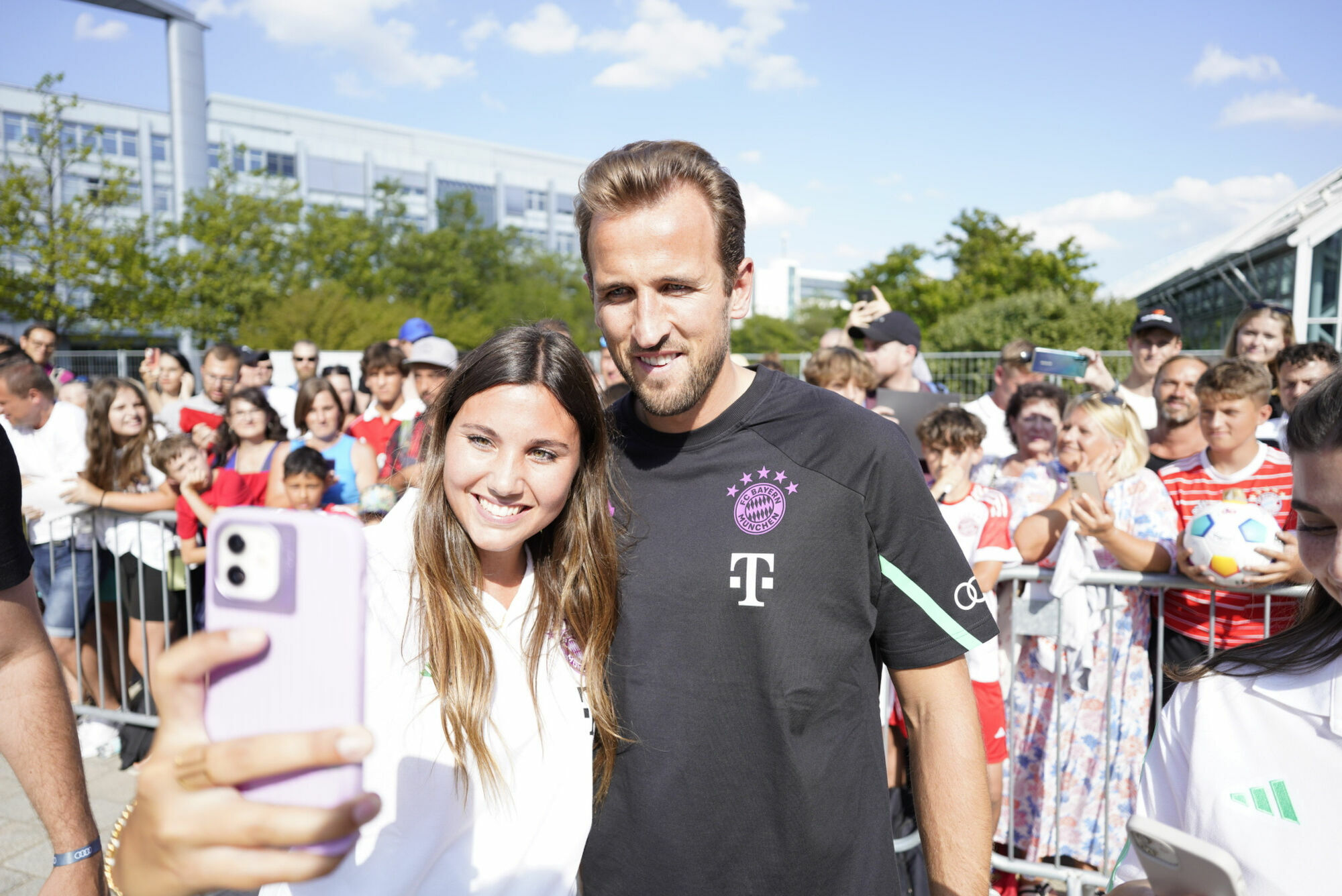 FC Bayern erhält neue Dienstwagen – Audi veräußert Spielerautos - Fahrzeugübergabe auf der Audi Piazza in Ingolstadt: Harry Kane