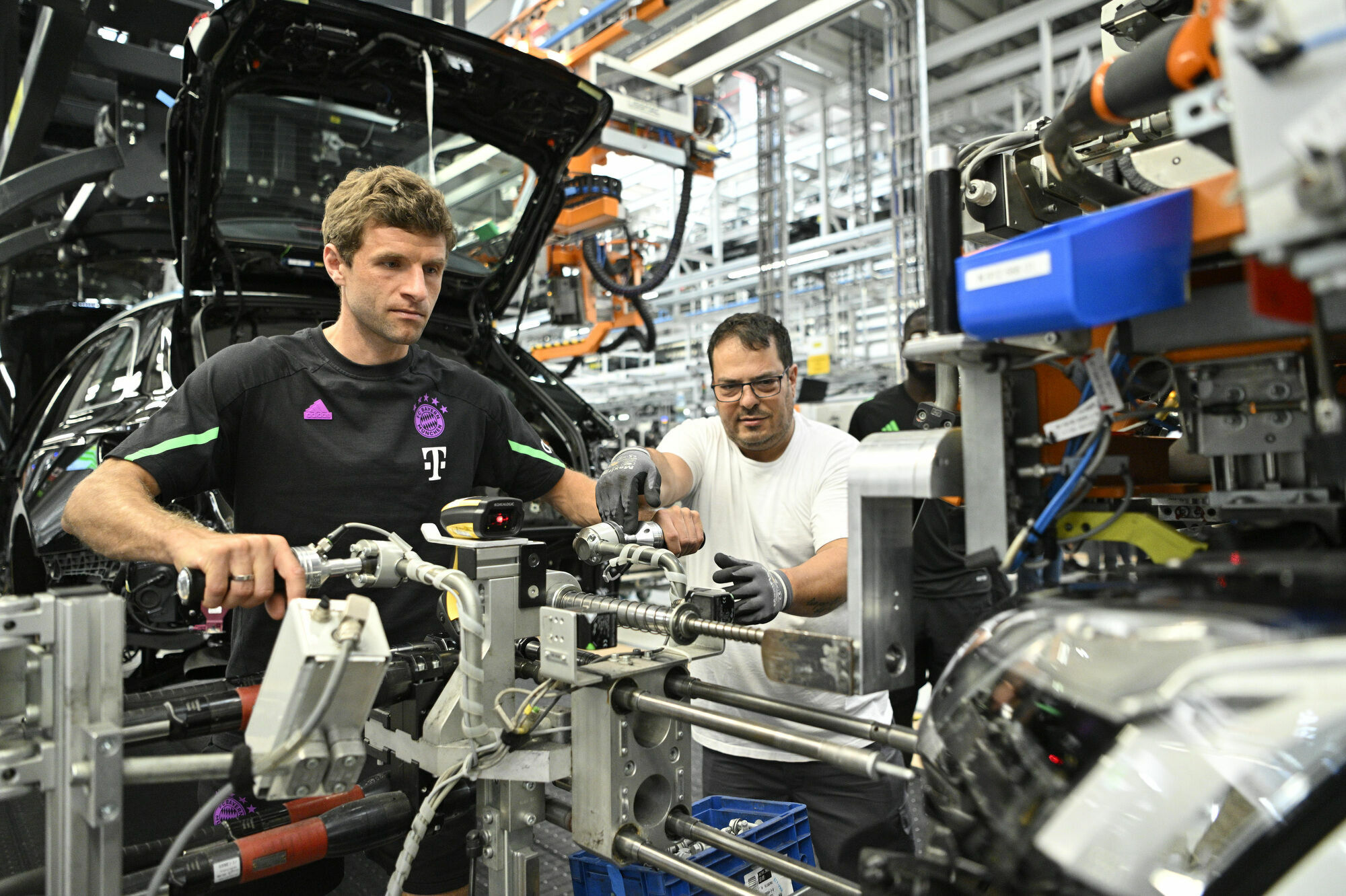 FC Bayern erhält neue Dienstwagen – Audi veräußert Spielerautos - Fahrzeugübergabe auf der Audi Piazza in Ingolstadt: Thomas Müller in der Audi Produktion
