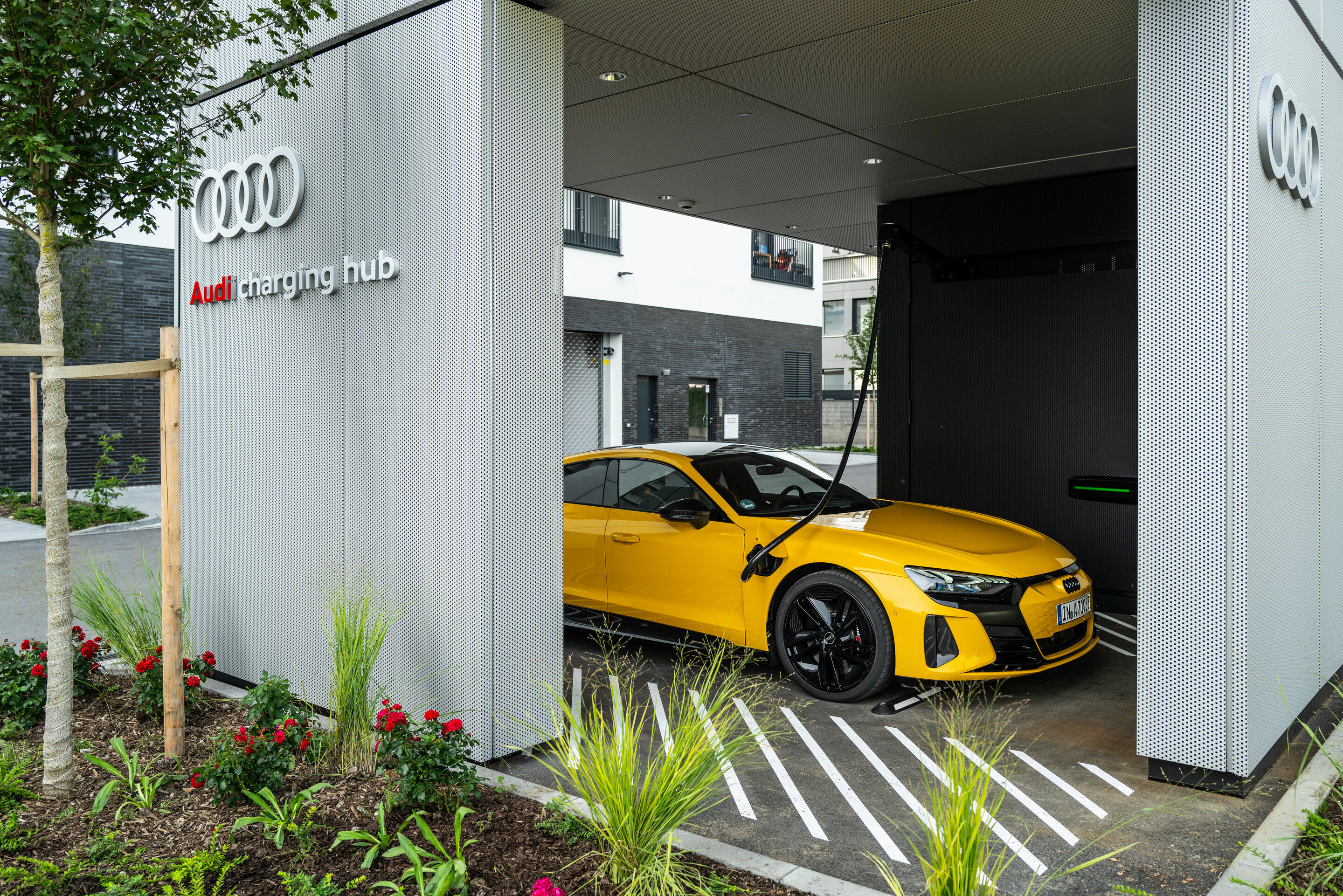 Neuer Audi charging hub in München eröffnet - Audi hat im Münchner Stadtteil Obersendling einen neuen Audi charging hub eröffnet. Nach den Standorten Nürnberg, Zürich, Berlin und Salzburg ist der Ladepark der fünfte der Marke.