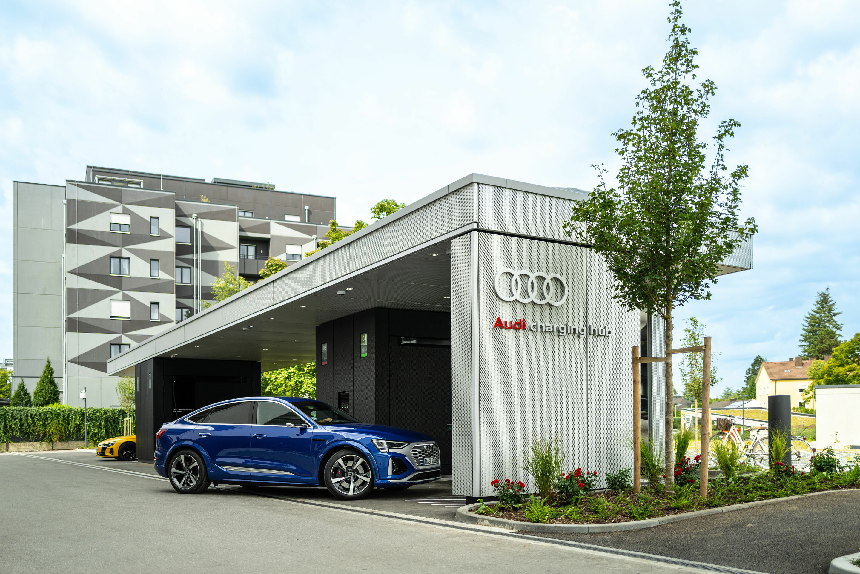 Neuer Audi charging hub in München eröffnet - Audi hat im Münchner Stadtteil Obersendling einen neuen Audi charging hub eröffnet. Nach den Standorten Nürnberg, Zürich, Berlin und Salzburg ist der Ladepark der fünfte der Marke.