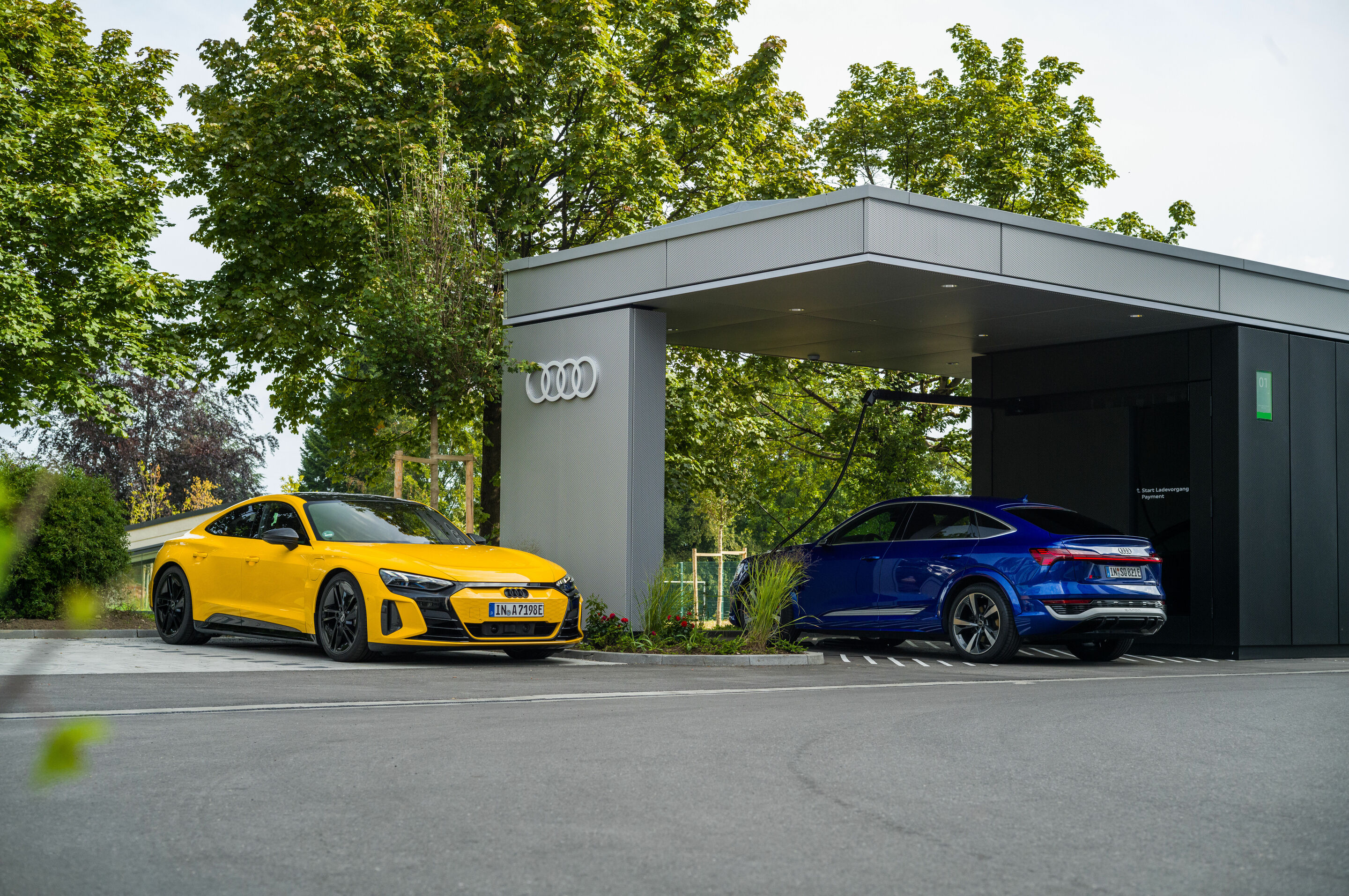Neuer Audi charging hub in München eröffnet - Audi hat im Münchner Stadtteil Obersendling einen neuen Audi charging hub eröffnet. Nach den Standorten Nürnberg, Zürich, Berlin und Salzburg ist der Ladepark der fünfte der Marke.
