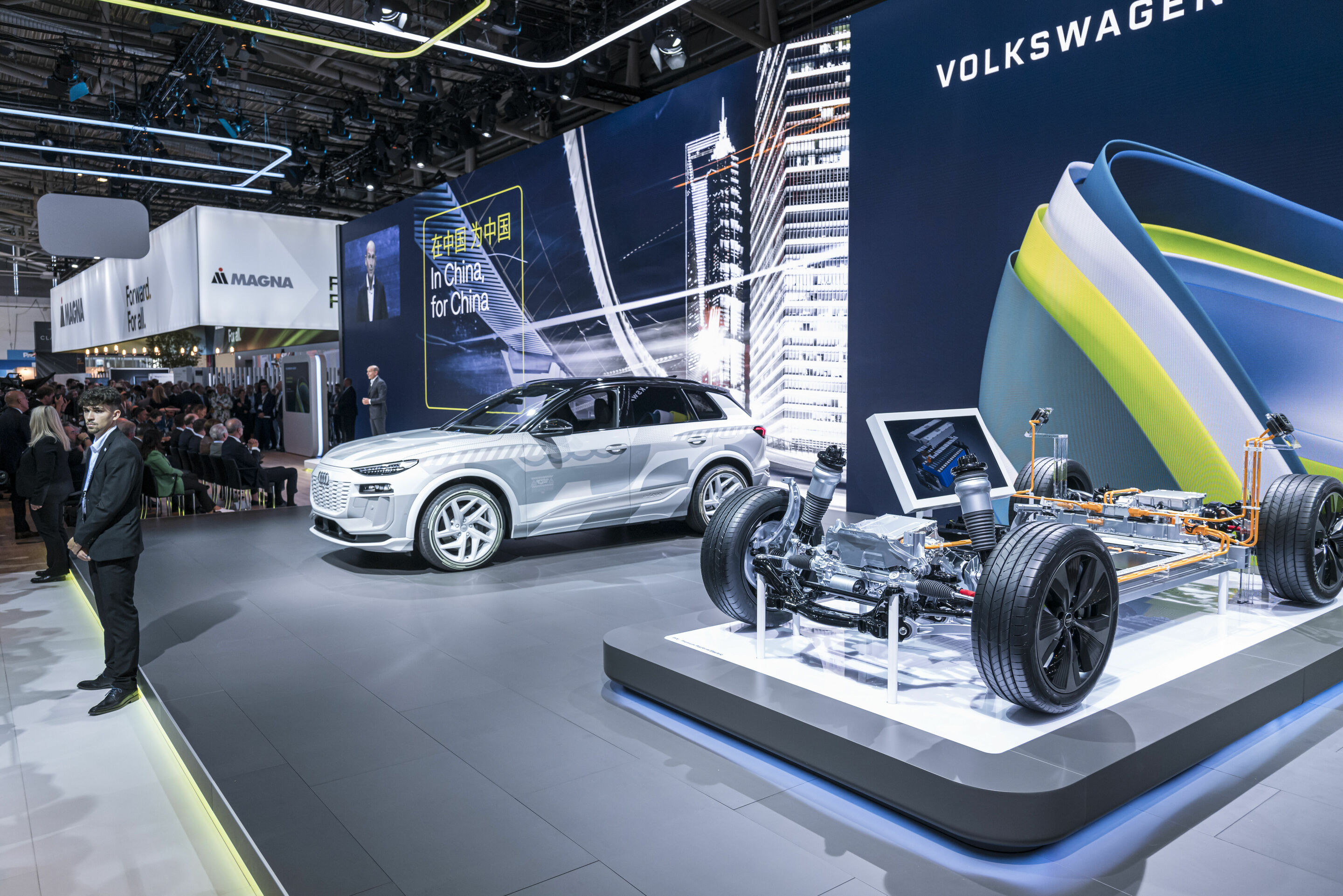 IAA Summit 2023 - Die zukünftige Audi Q6 e-tron Baureihe ist die erste auf Basis der neuen Premium Platform Electric (PPE). Im Hintergrund: der getarnte Prototyp des Audi Q6 e-tron