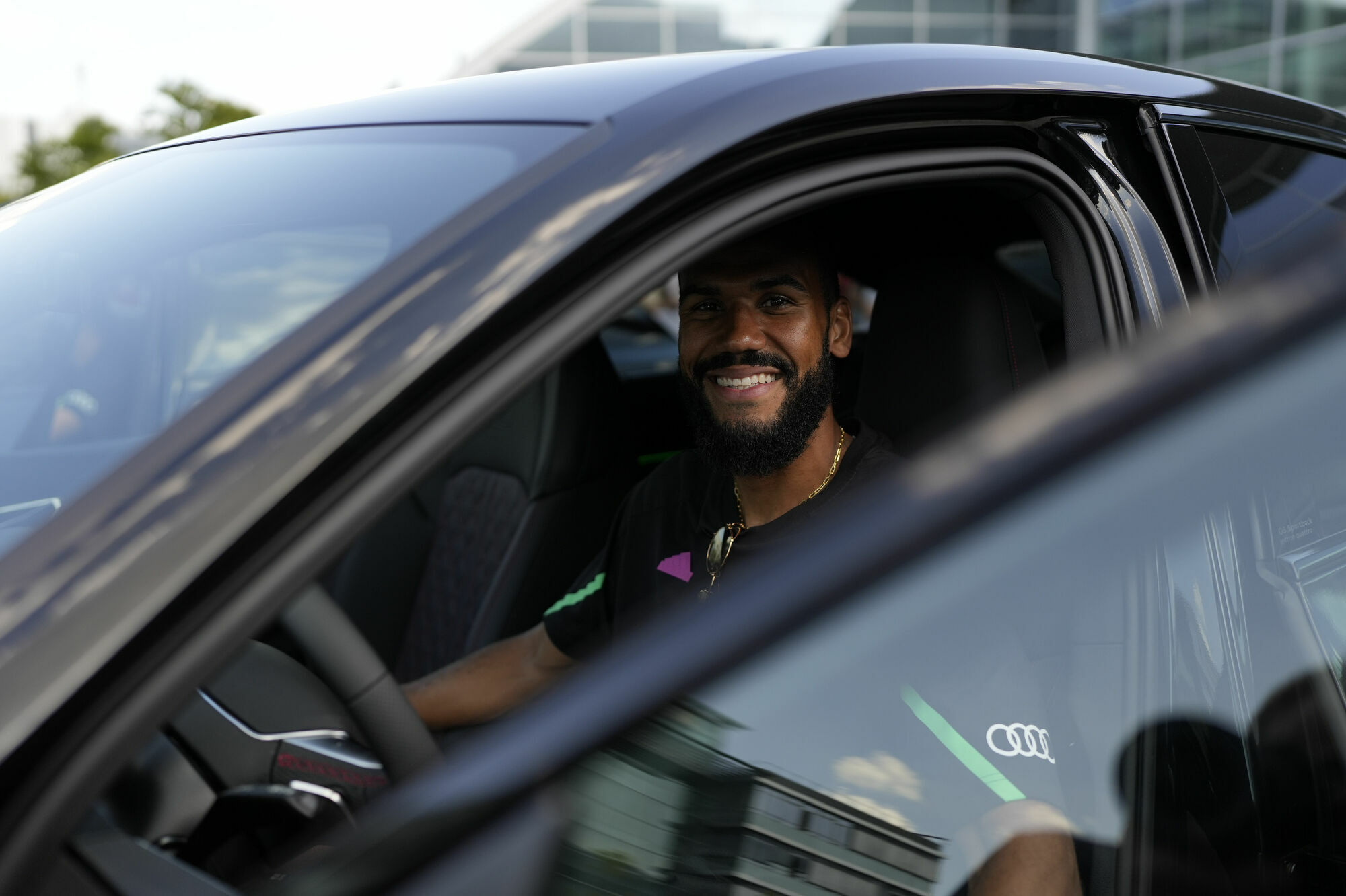 FC Bayern erhält neue Dienstwagen – Audi veräußert Spielerautos - Fahrzeugübergabe auf der Audi Piazza in Ingolstadt: Eric Maxim Choupo-Moting