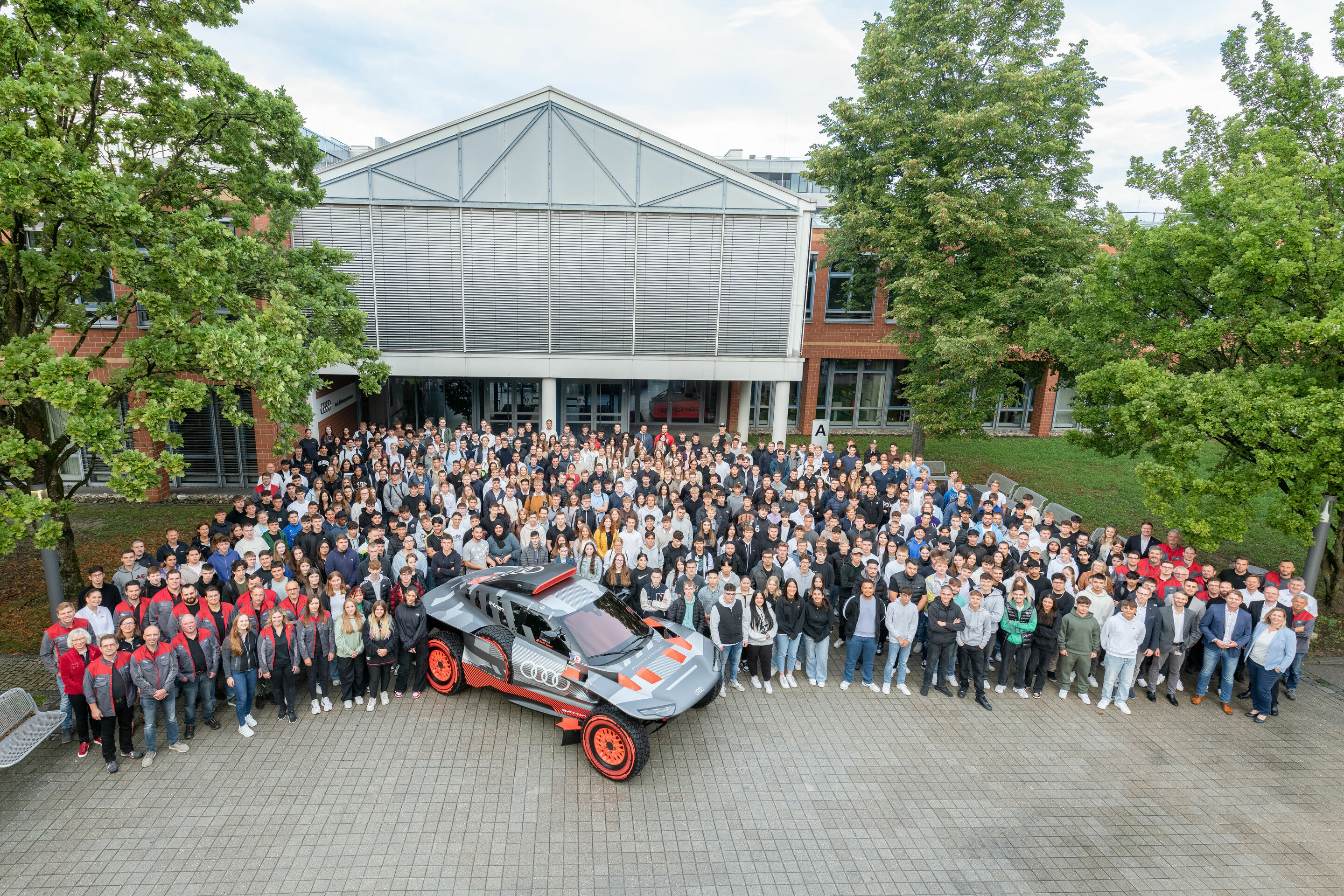 Audi startet mit mehr als 700 jungen Talenten ins Ausbildungsjahr 2023 - Start ins Berufsleben: die neuen Auszubildenden und dual Studierenden des Audi Standorts Ingolstadt vor dem Audi Bildungszentrum Ingolstadt.