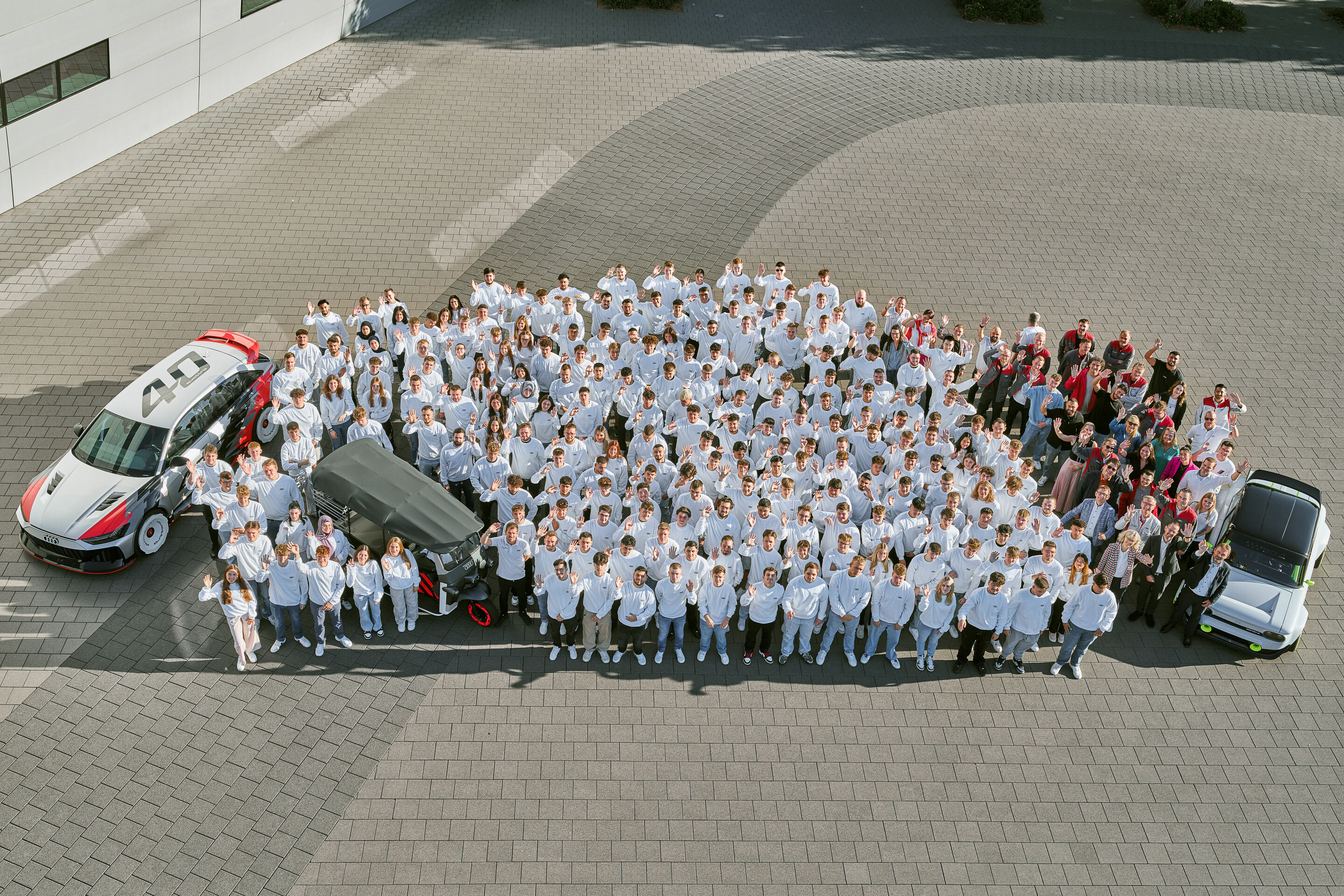 Audi startet mit mehr als 700 jungen Talenten ins Ausbildungsjahr 2023 - Die neuen Auszubildenden in Neckarsulm mit den Fahrzeugprojekten ihrer Vorgänger_innen, dem RS6 GTO concept, der E-Rikscha sowie dem neuesten Projekt, dem EP4.