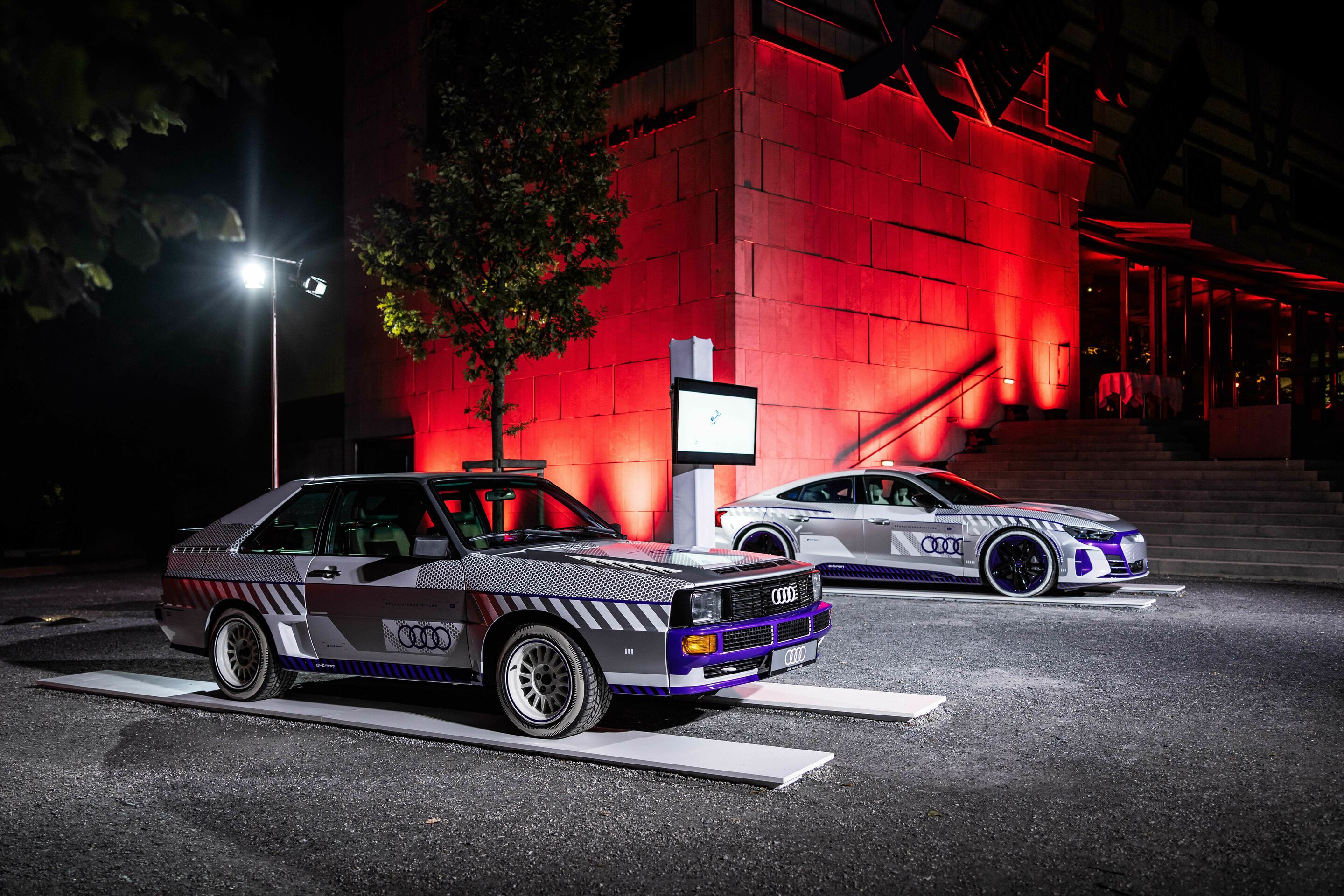 Salzburger Festspiele 2023: Audi Night - Alt trifft Neu: der Audi Sport quattro sowie der Audi RS e-tron GT vor dem Museum der Moderne in Salzburg