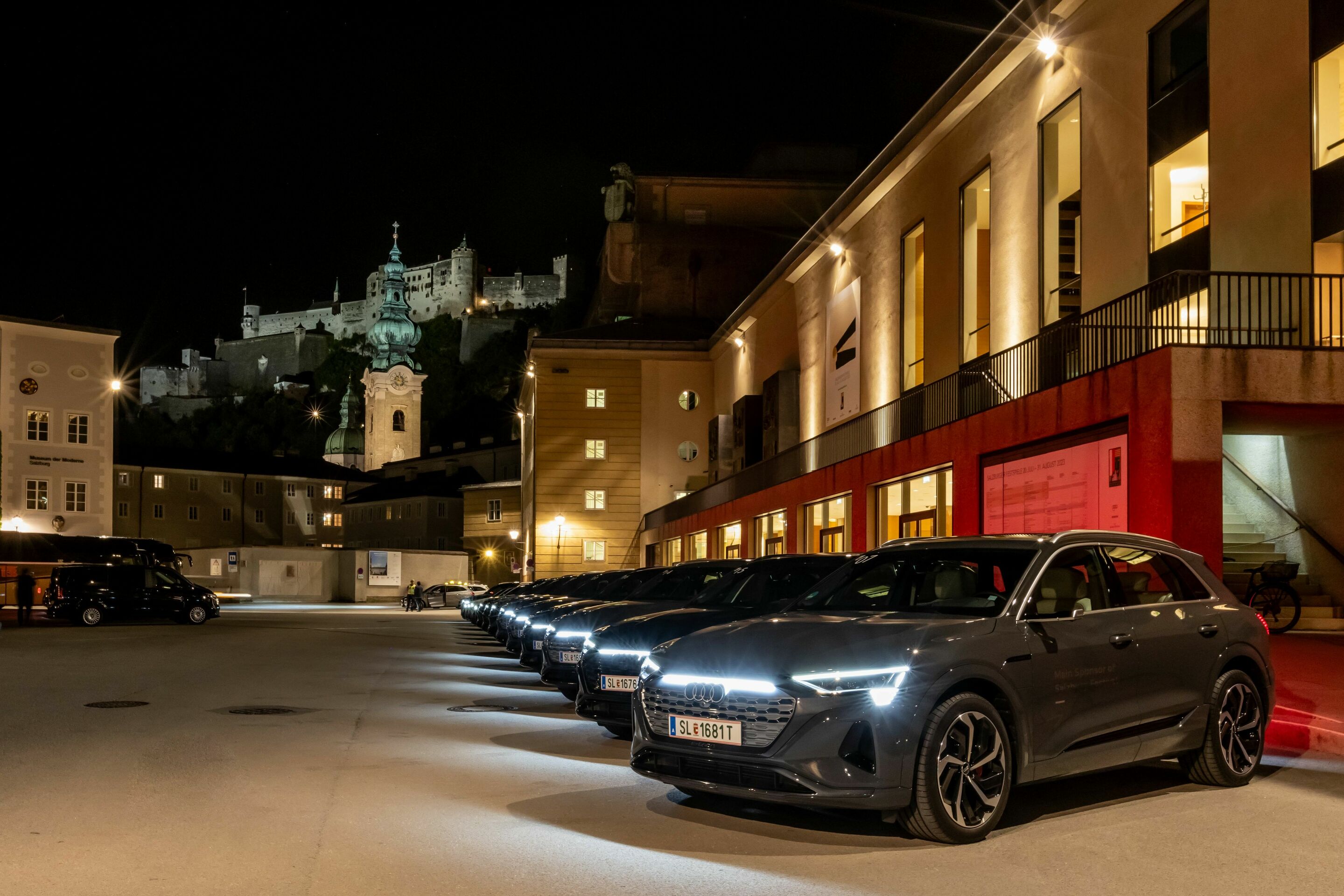 Salzburger Festspiele 2023: Audi Night - Alt trifft Neu: der Audi Sport quattro sowie der Audi RS e-tron GT vor dem Museum der Moderne in Salzburg