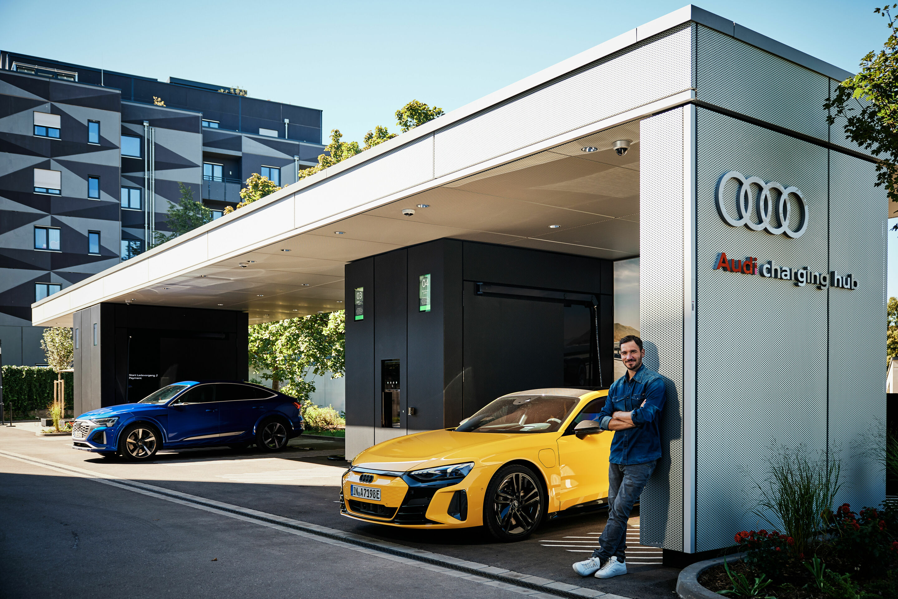 Neuer Audi charging hub in München eröffnet - Aufladen in der Stadt: Der neue Audi charging hub liegt in einem Wohngebiet im Stadtteil München-Obersendling und ist daher sehr gut erreichbar, findet Markenbotschafter Felix Neureuther.