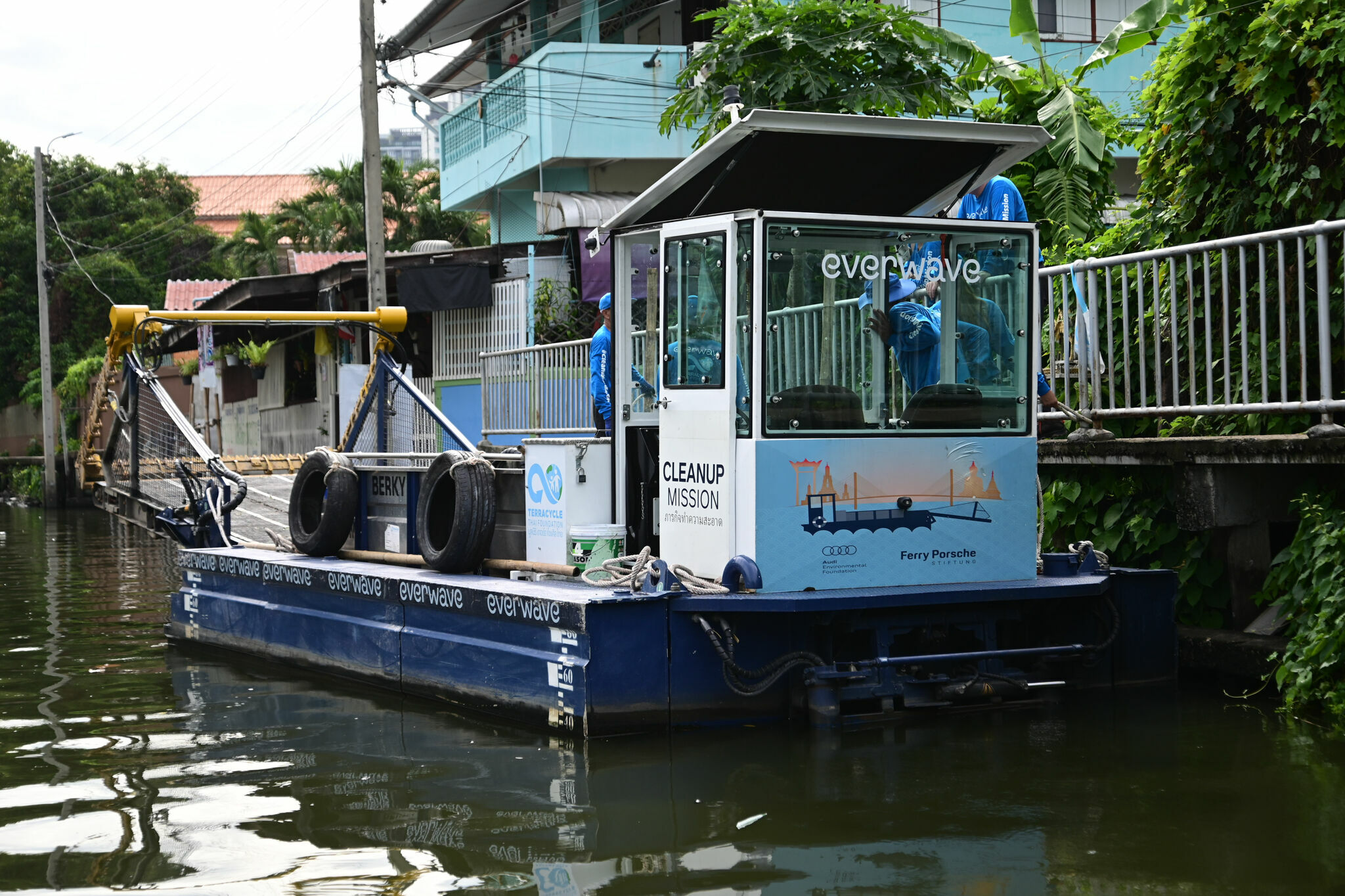 Using high-tech and local partners to combat plastic garbage in Thailand’s rivers - Since the beginning of May this year, a CollectiX waste collection boat from the green start-up "everwave" from Aachen has been patrolling the Chao Phraya and its canals....