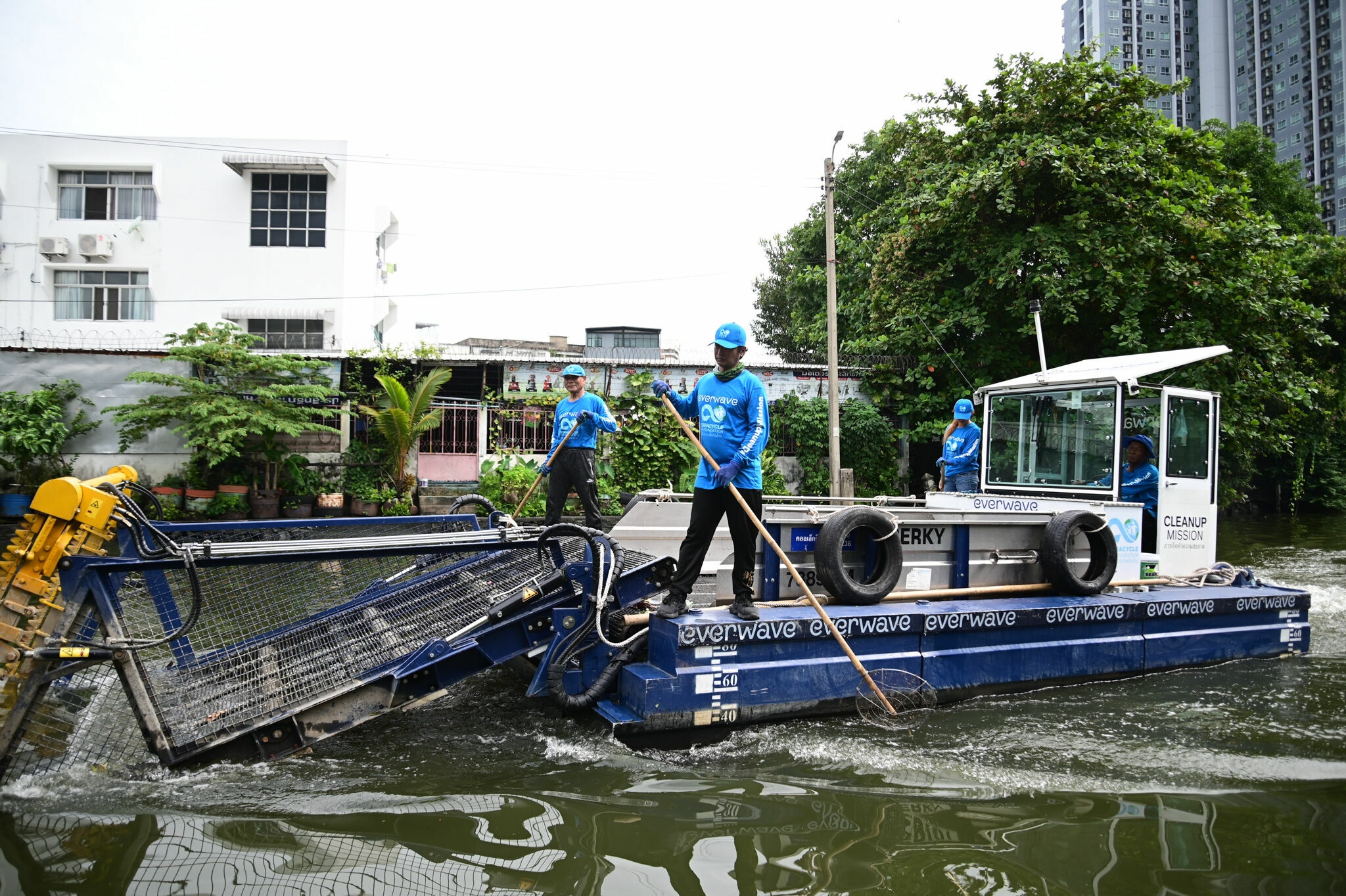 Using high-tech and local partners to combat plastic garbage in Thailand’s rivers - Local cooperations are in place to ensure that the project develops into a long-term disposal cycle - two Thai boat operators have already been hired to work on the CollectiX...