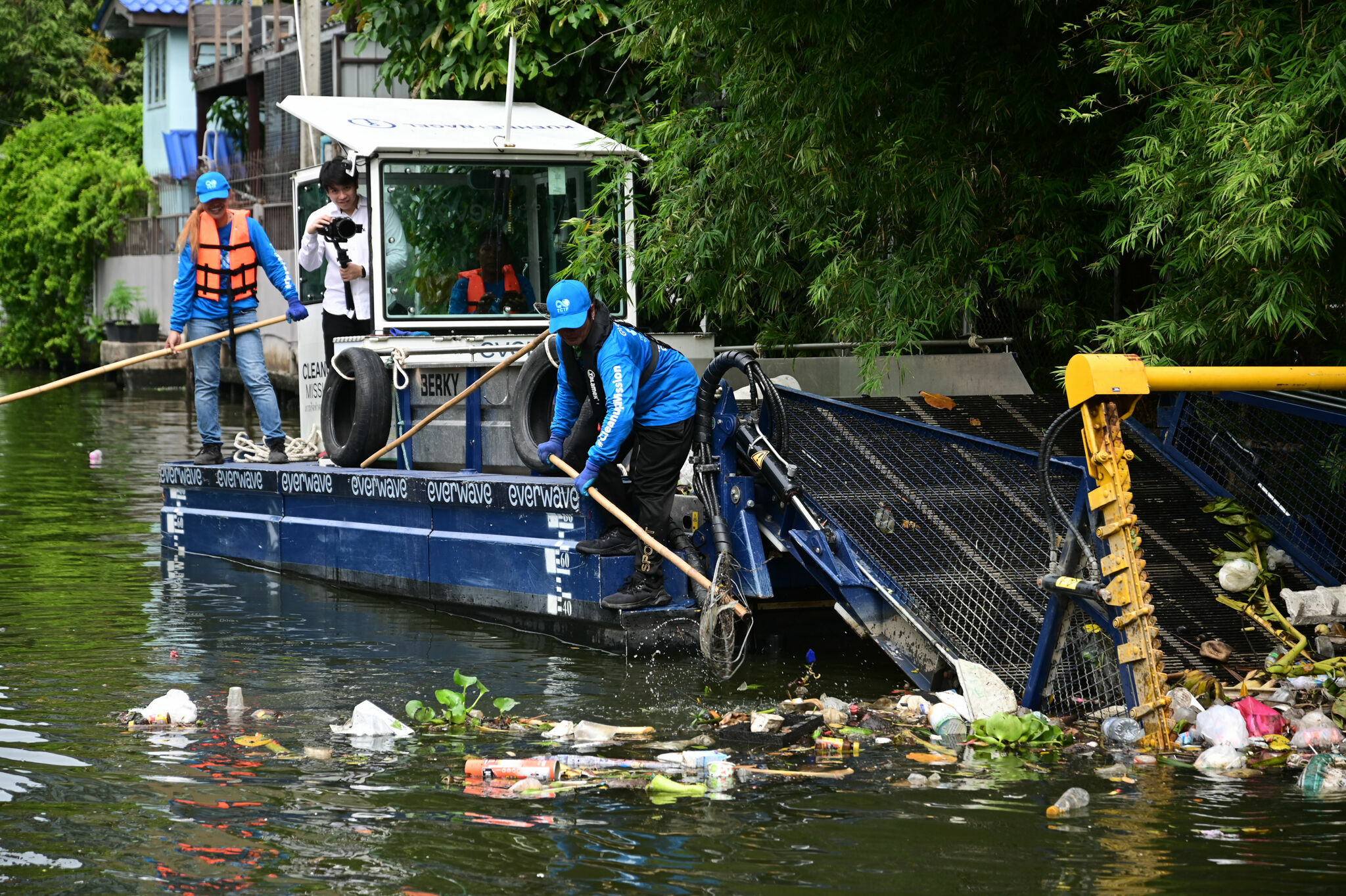 Using high-tech and local partners to combat plastic garbage in Thailand’s rivers - The CollectiX garbage collection boat utilizes high-tech equipment and, thanks to the support of drones, it tracks down larger clusters of garbage that it then retrieves...