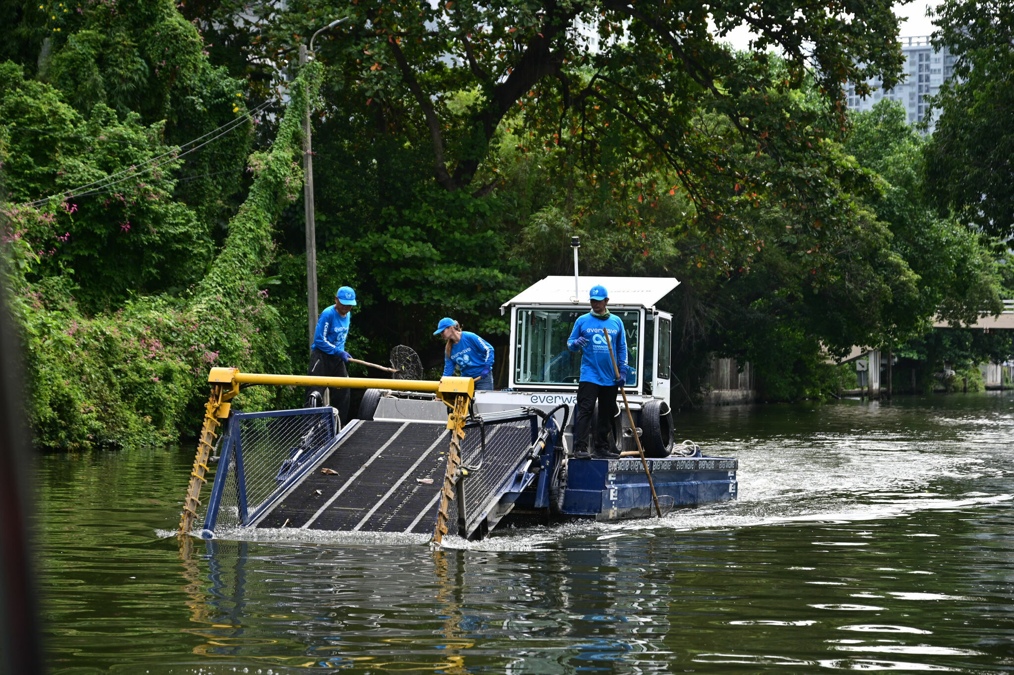 Using high-tech and local partners to combat plastic garbage in Thailand’s rivers - Since the beginning of May, a CollectiX garbage collection boat from everwave has been active on the Chao Phraya and its canals, fishing up to five tons of material out...