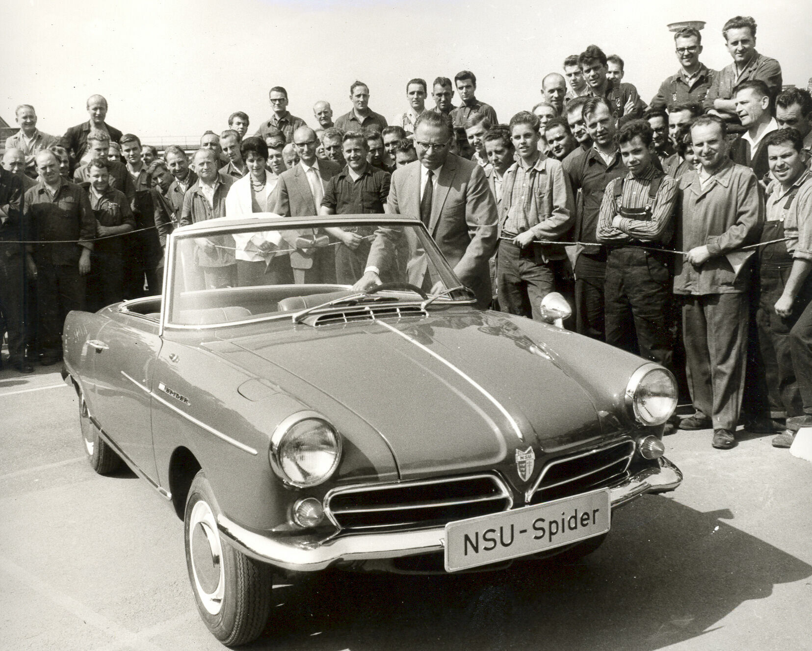 Sporty, beautiful, and innovative: the NSU/Wankel Spider - Dr. Gerd Stieler von Heydekampf, then Chairman of the Board of Management at NSU, unveils the “NSU Spider”, its official name at the time, to employees.