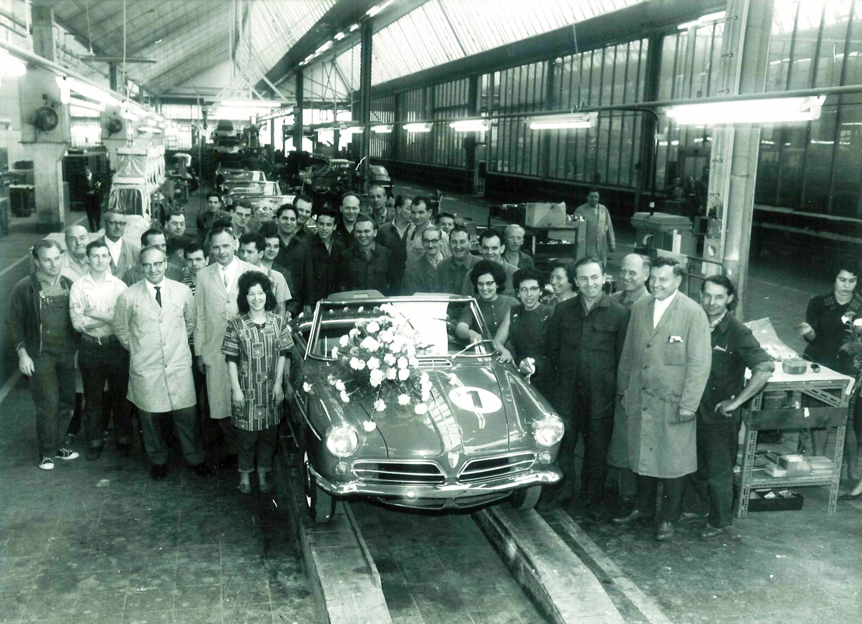 Sportlich, schön und innovativ: der NSU/Wankel Spider - Der erste NSU/Wankel Spider verlässt das Fließband und wird von den Beschäftigten im NSU-Werk Neckarsulm gefeiert.