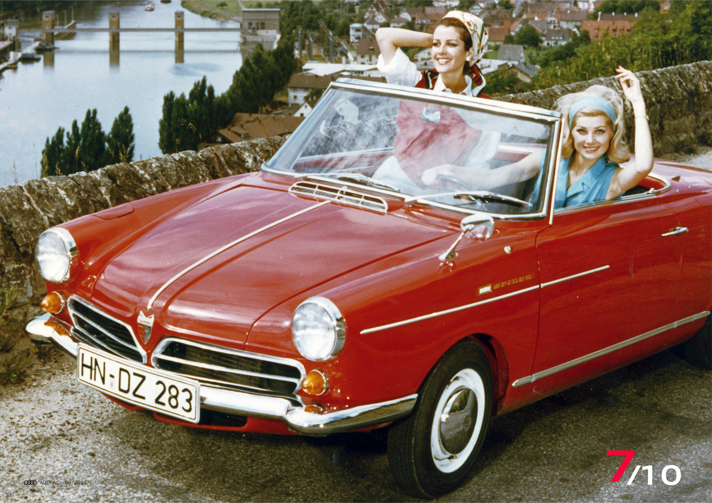 Sportlich, schön und innovativ: der NSU/Wankel Spider - Werbebild mit Damen: der NSU/Wankel Spider auf einer historischen Werbeaufnahme.