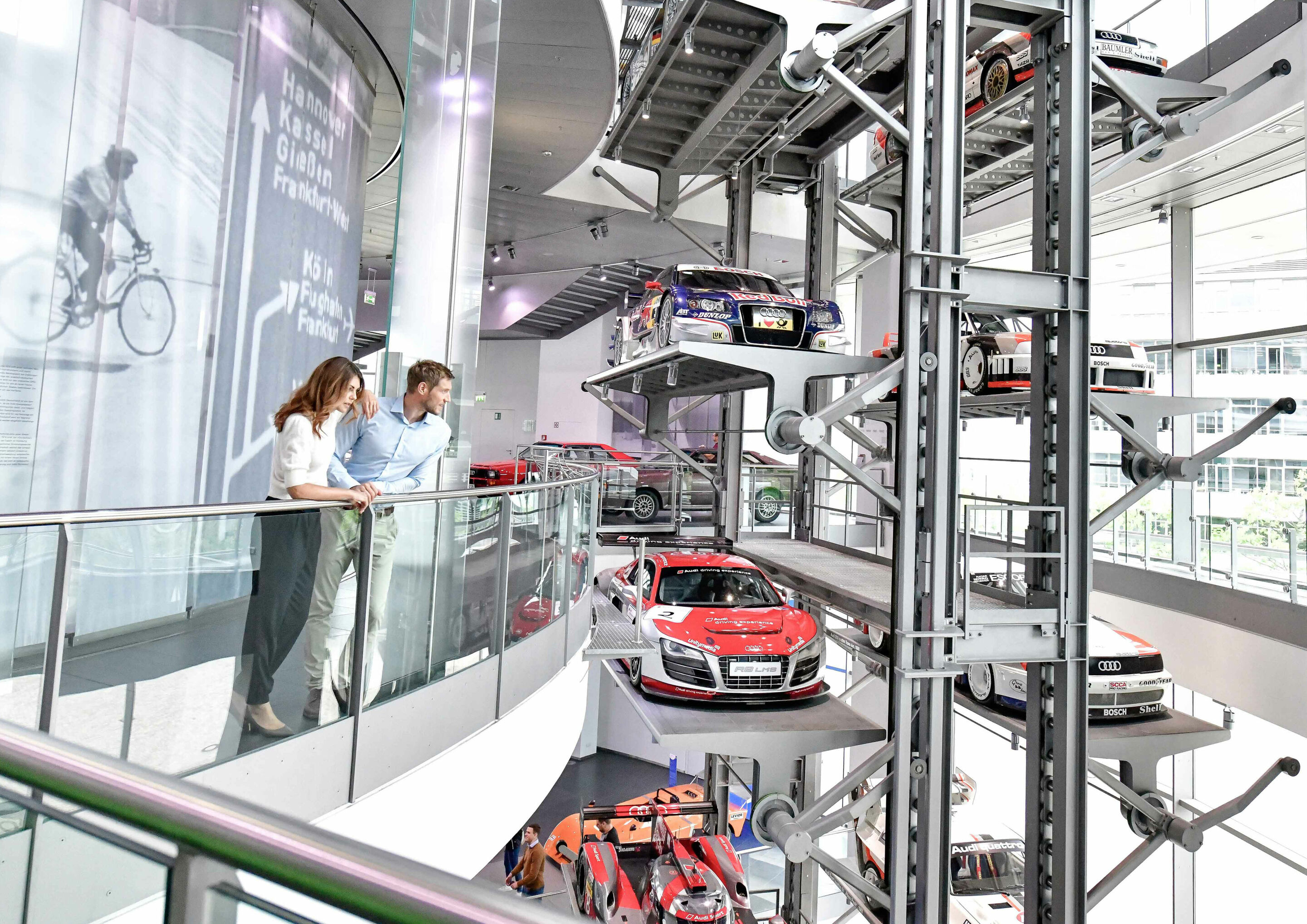 Motorsport-Highlights auf dem Paternoster - Auf dem Paternoster im Audi museum mobile sind derzeit Ikonen aus der jüngeren Motorsportgeschichte von Audi ausgestellt.