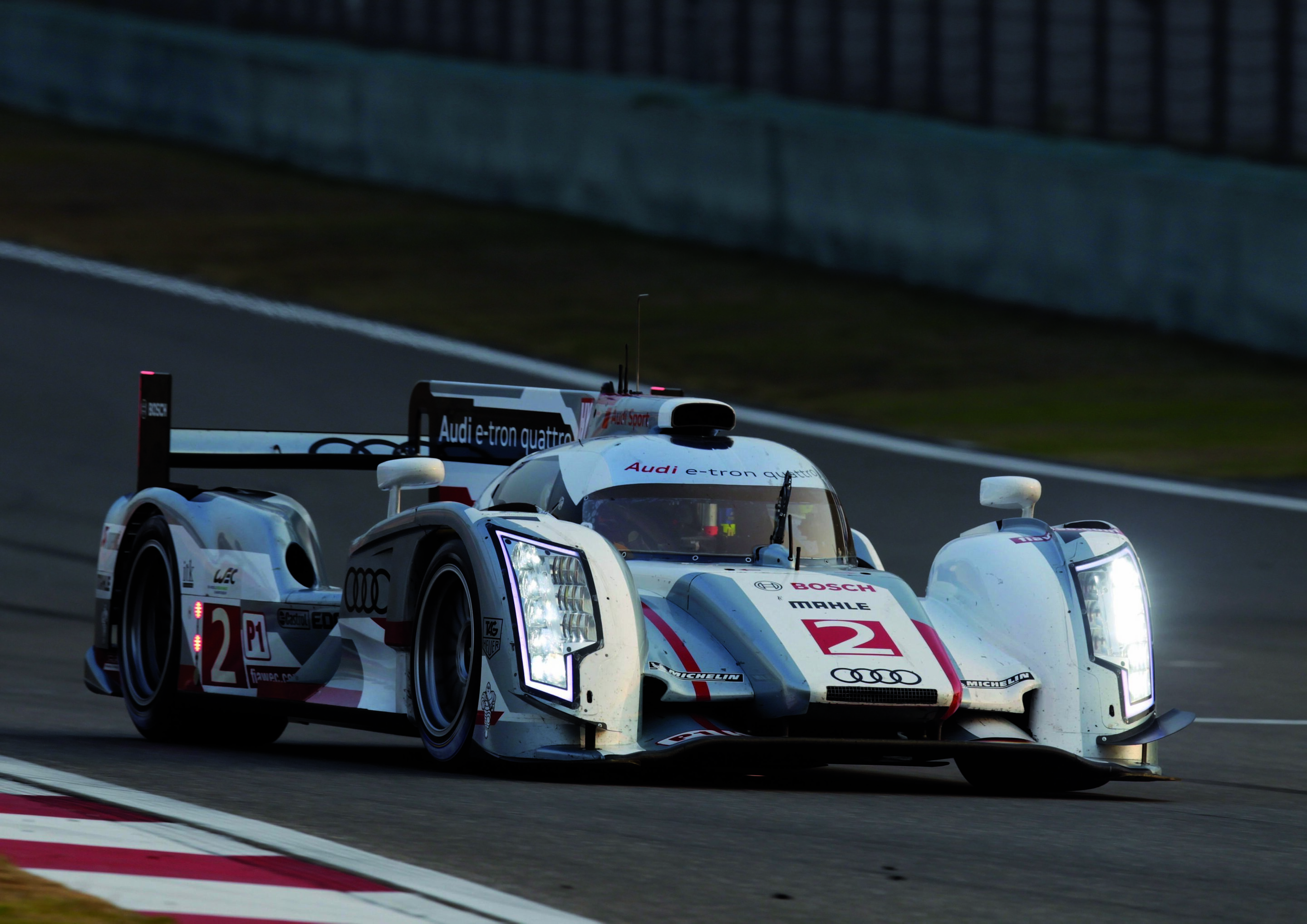Audi-Pilot Allan McNish in Startreihe eins - Im Qualifying zum Finale der FIA Langstrecken-Weltmeisterschaft WEC in Schanghai fuhr Allan McNish im Audi R18 e-tron quattro die zweitschnellste Runde. Die Bestzeit verpasste der Schotte nur um einen Wimpernschlag.