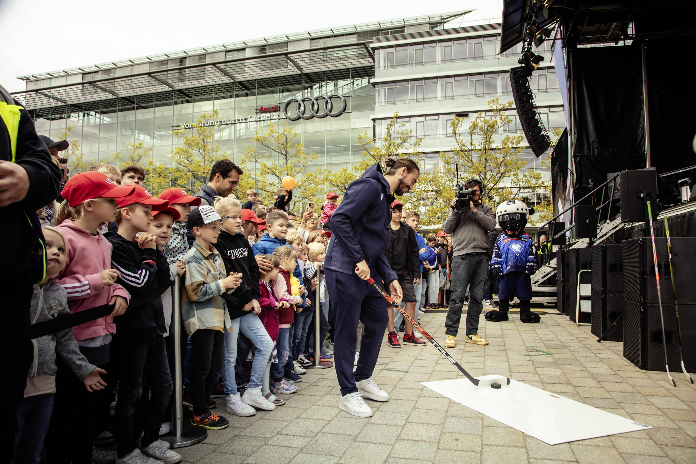 Audi feiert Familien-Festival - Tolle Stimmung beim Audi Familien-Festival am 7. Oktober 2023 in Ingolstadt: der ERC Ingolstadt in Aktion.