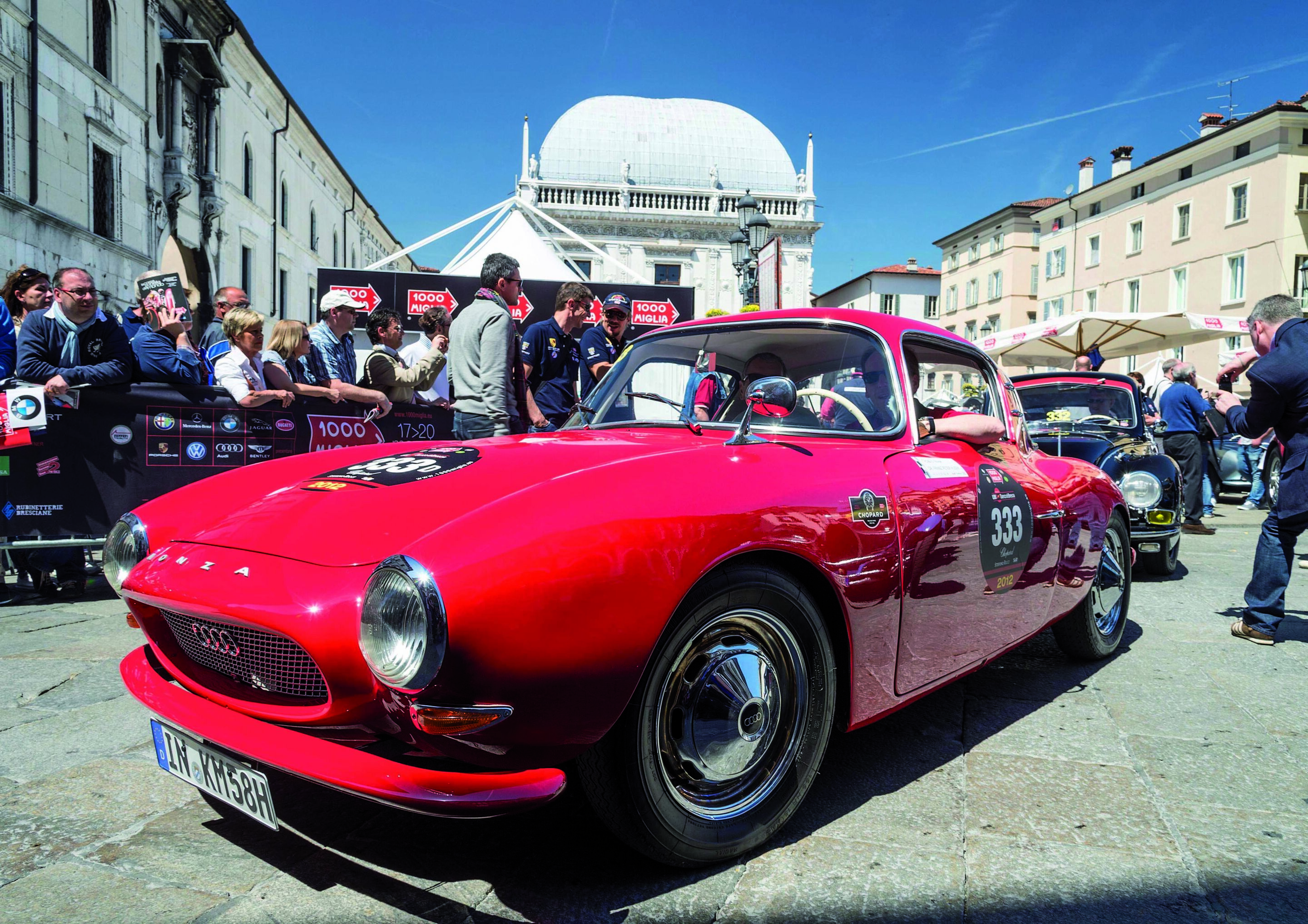 Audi Mille Miglia 2012 - Der DKW Monza hat die technische Abnahme zur Mille Miglia auf der Piazza della Loggia in Brescia hinter sich gebracht und macht sich auf den Weg, den 1000 Meilen durch Italien entgegen.