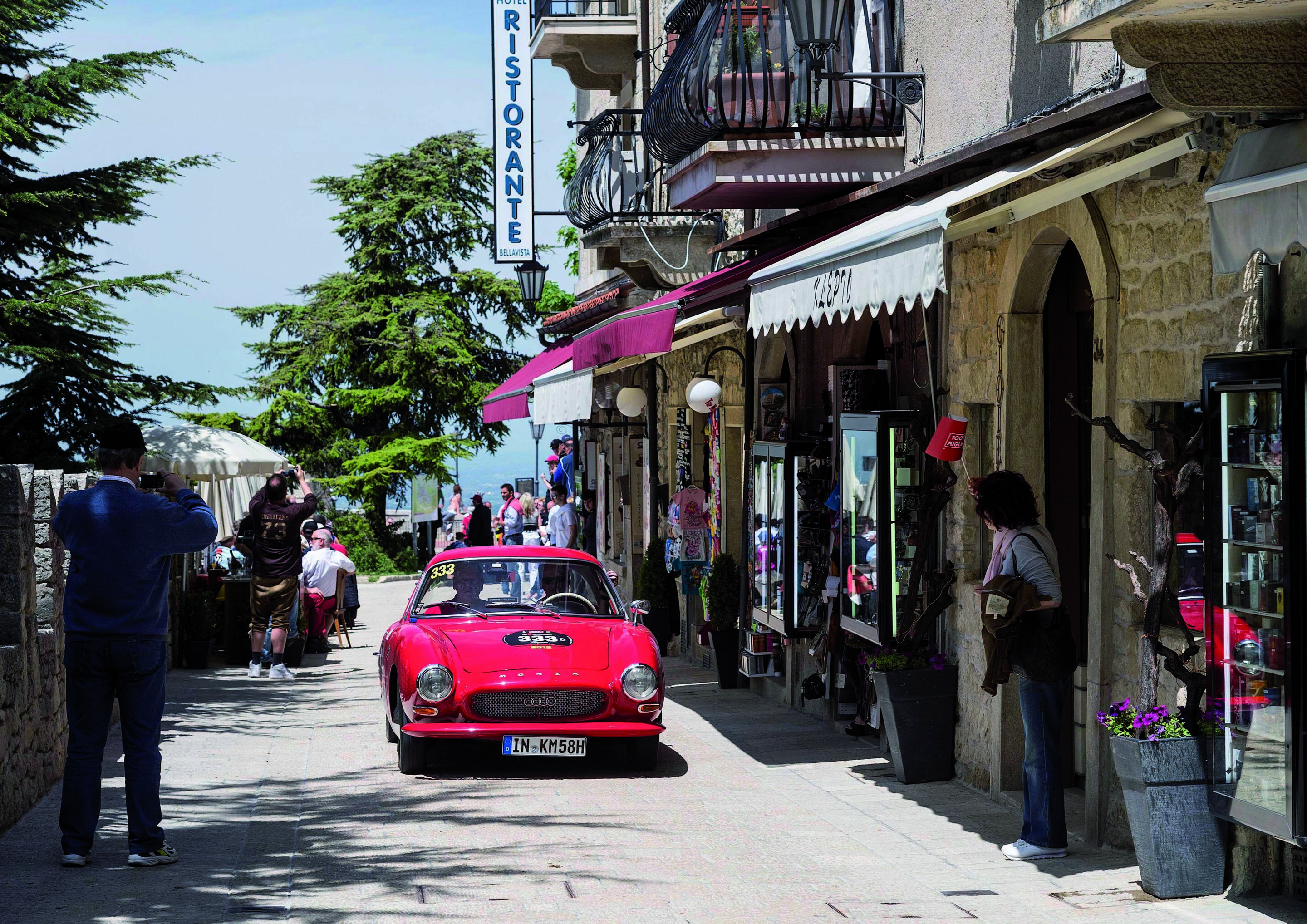 Audi Mille Miglia 2012 - Der DKW Monza im historischen Zentrum von San Marino.